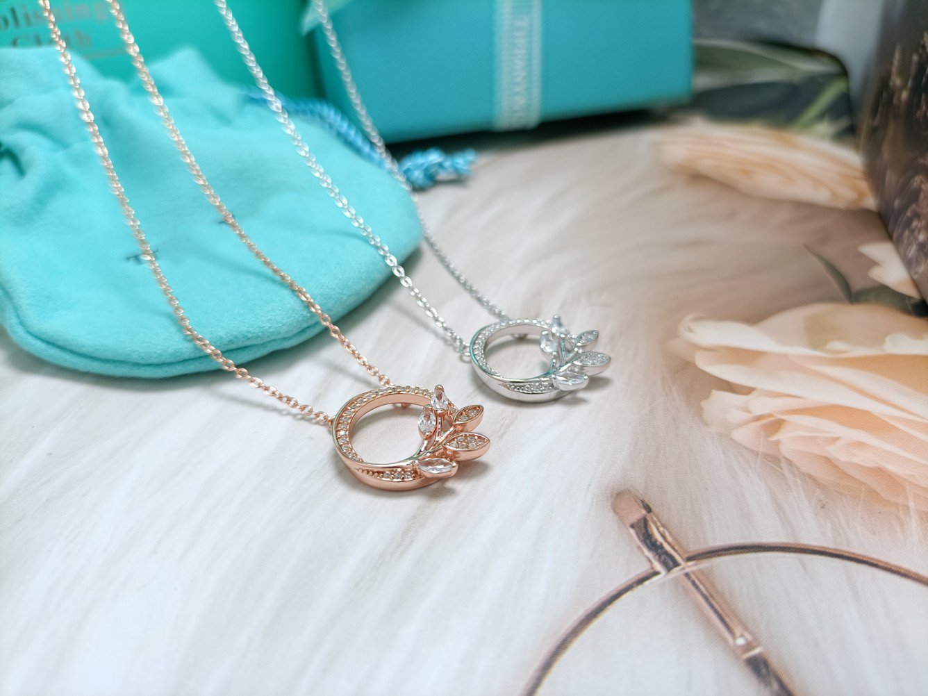 DIAMOND VINE CIRCLE PENDANT PLATINUM NECKLACE