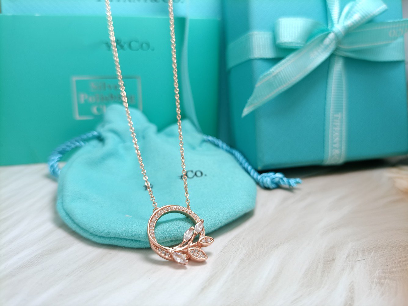 DIAMOND VINE CIRCLE PENDANT PLATINUM NECKLACE