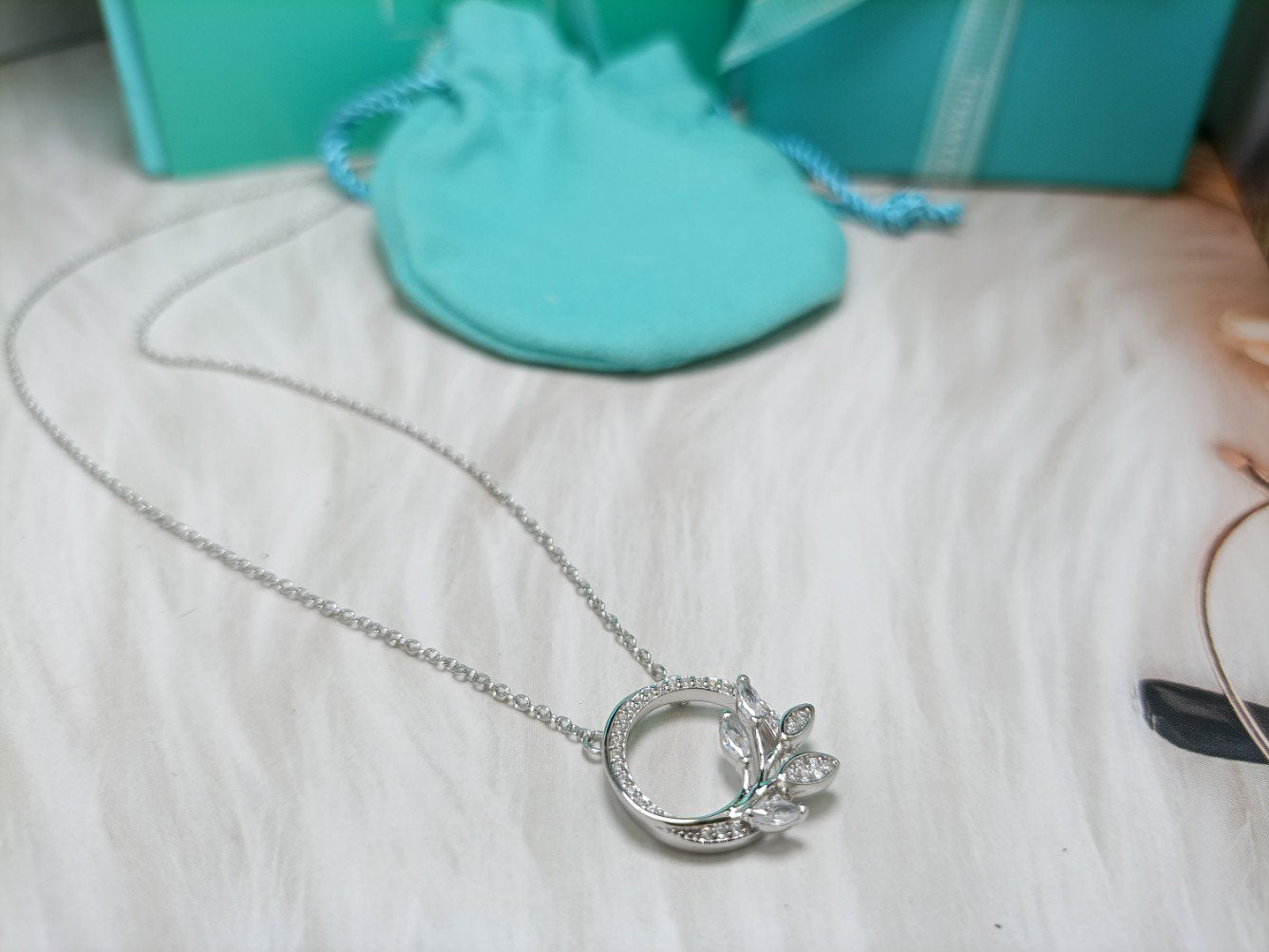 DIAMOND VINE CIRCLE PENDANT PLATINUM NECKLACE