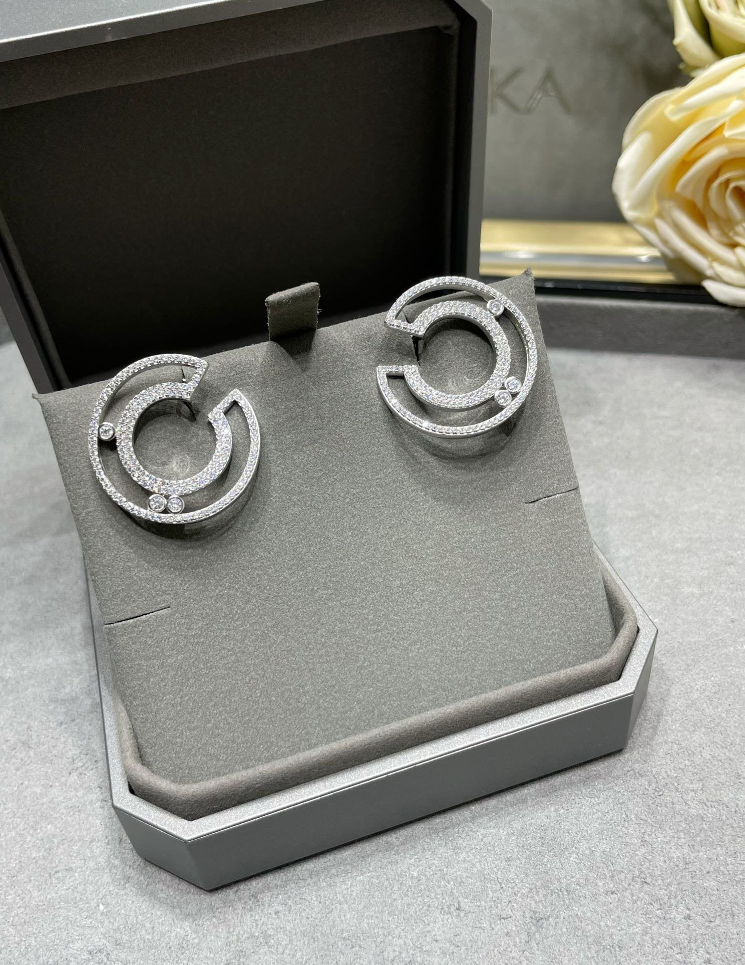 MOVE ROMANE HOOP EARRINGS