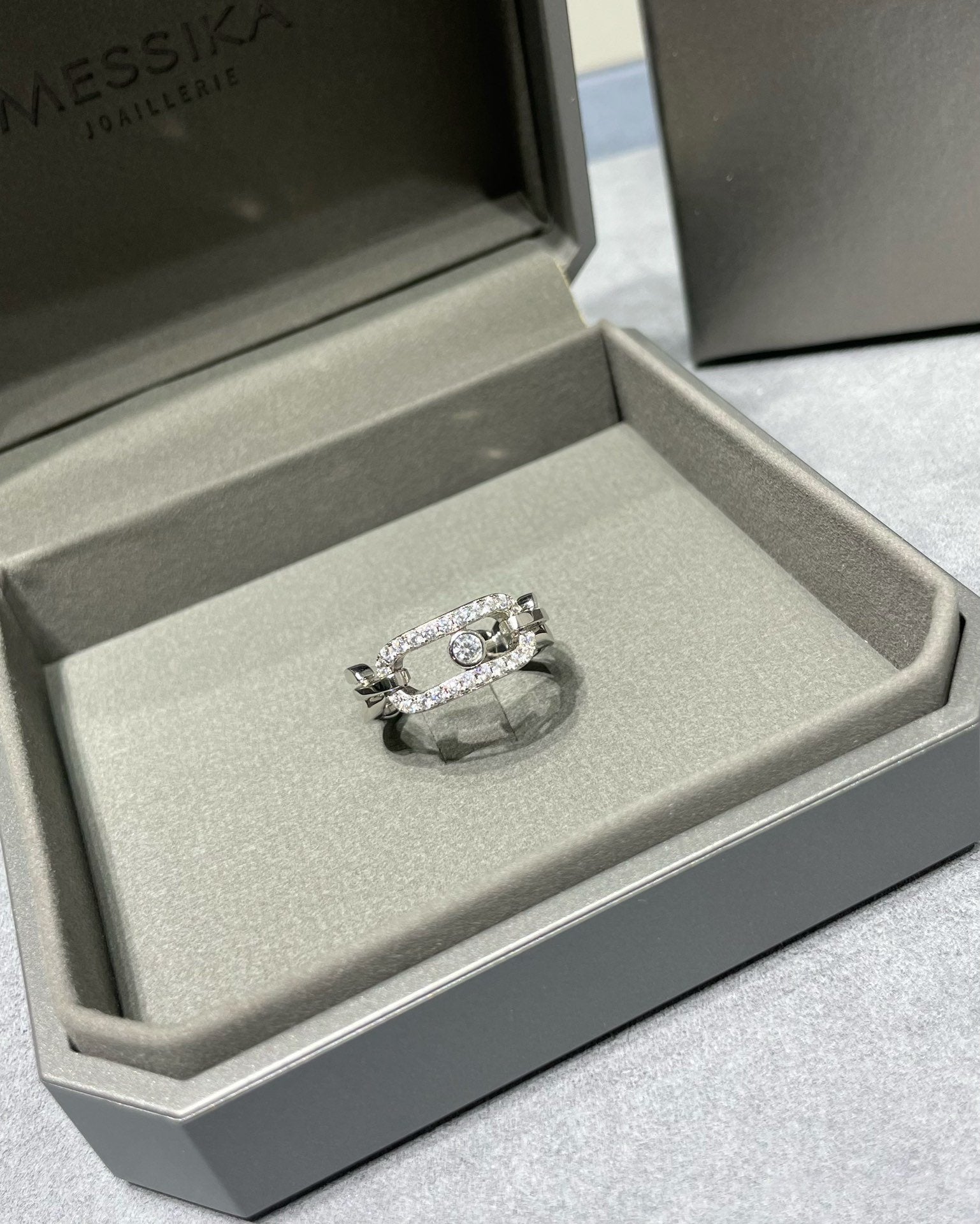 MOVE LINK DIAMOND PAVED RING