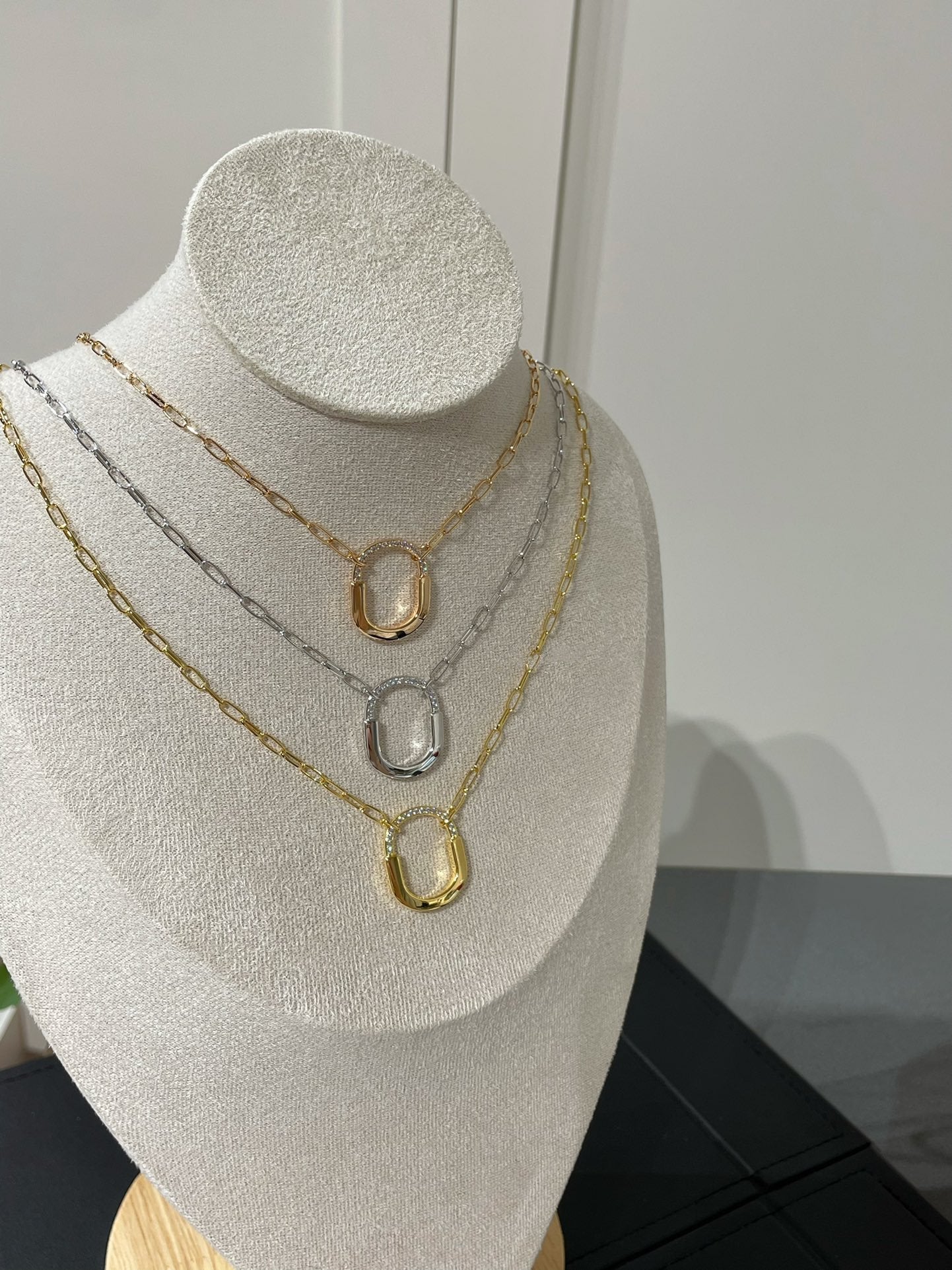 LOCK MEDIUM PENDANT DIAMOND NECKLACE