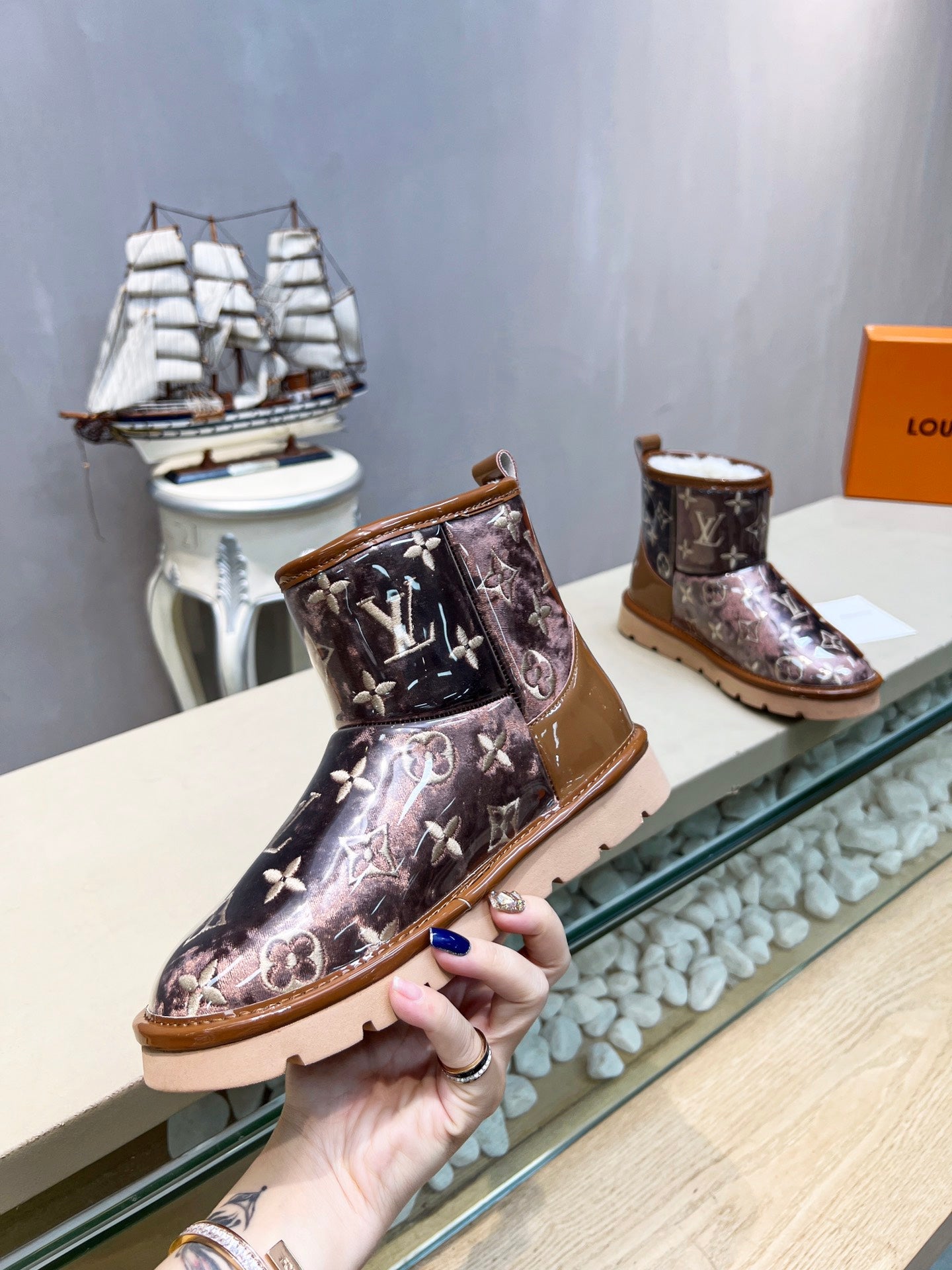 LV 25 Snow Boots Red Brown Scratch-Resistant PVC Wool 576228