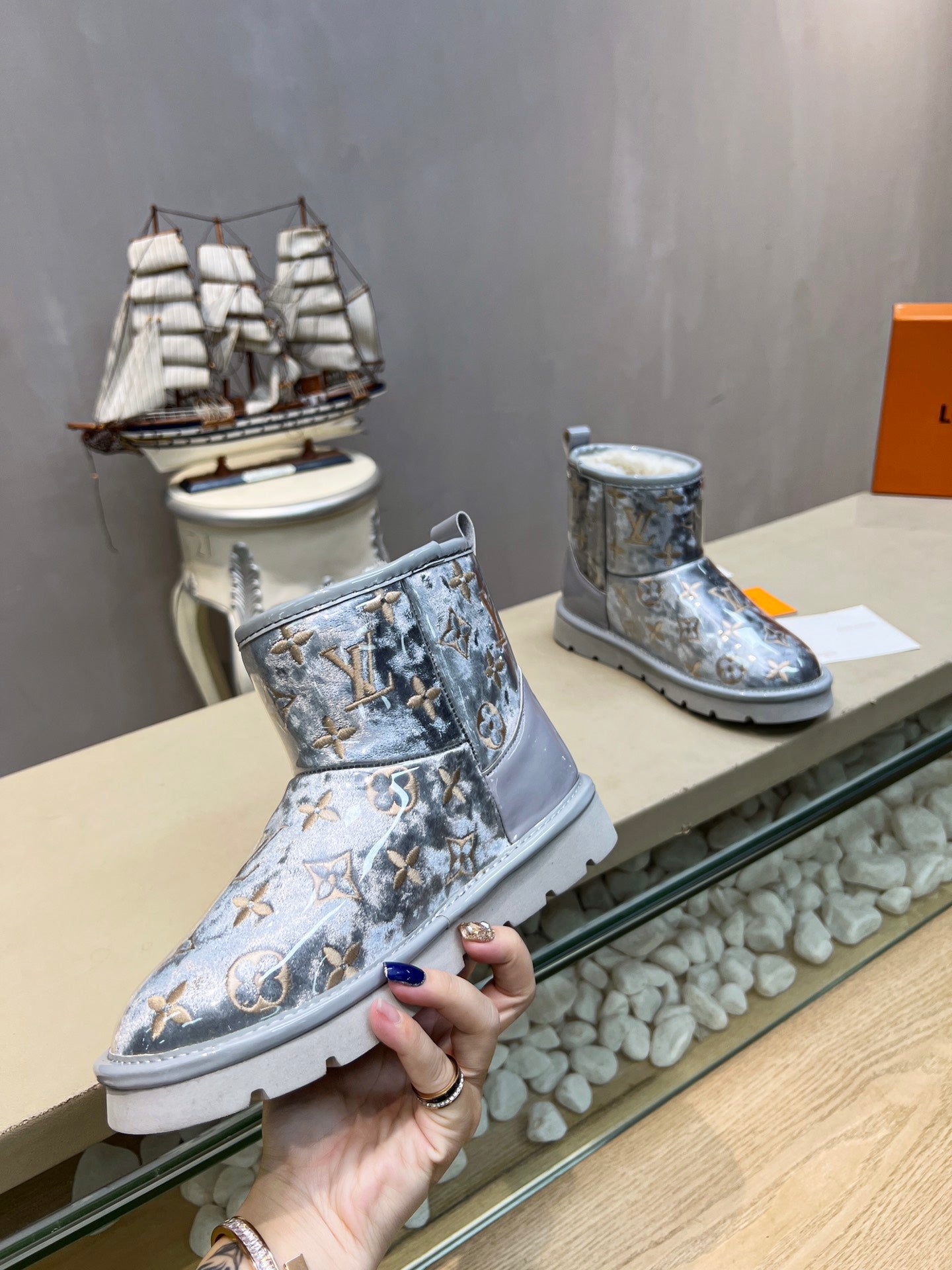 LV 25 Snow Boots Gray Scratch-Resistant PVC Wool 576227