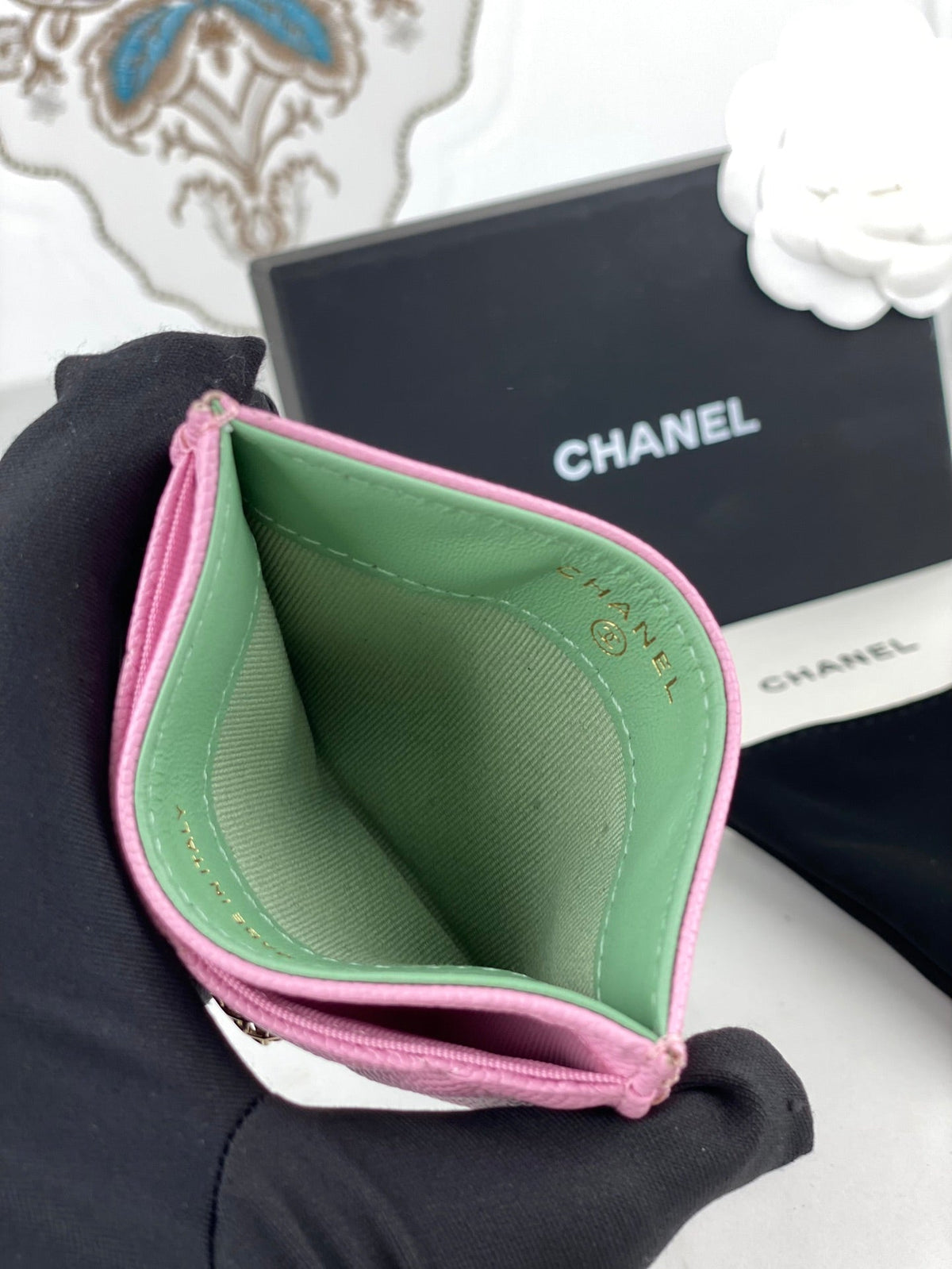 CC CARD HOLDER 19.5 PINK GRAINED CALFSKIN GOLD ICON