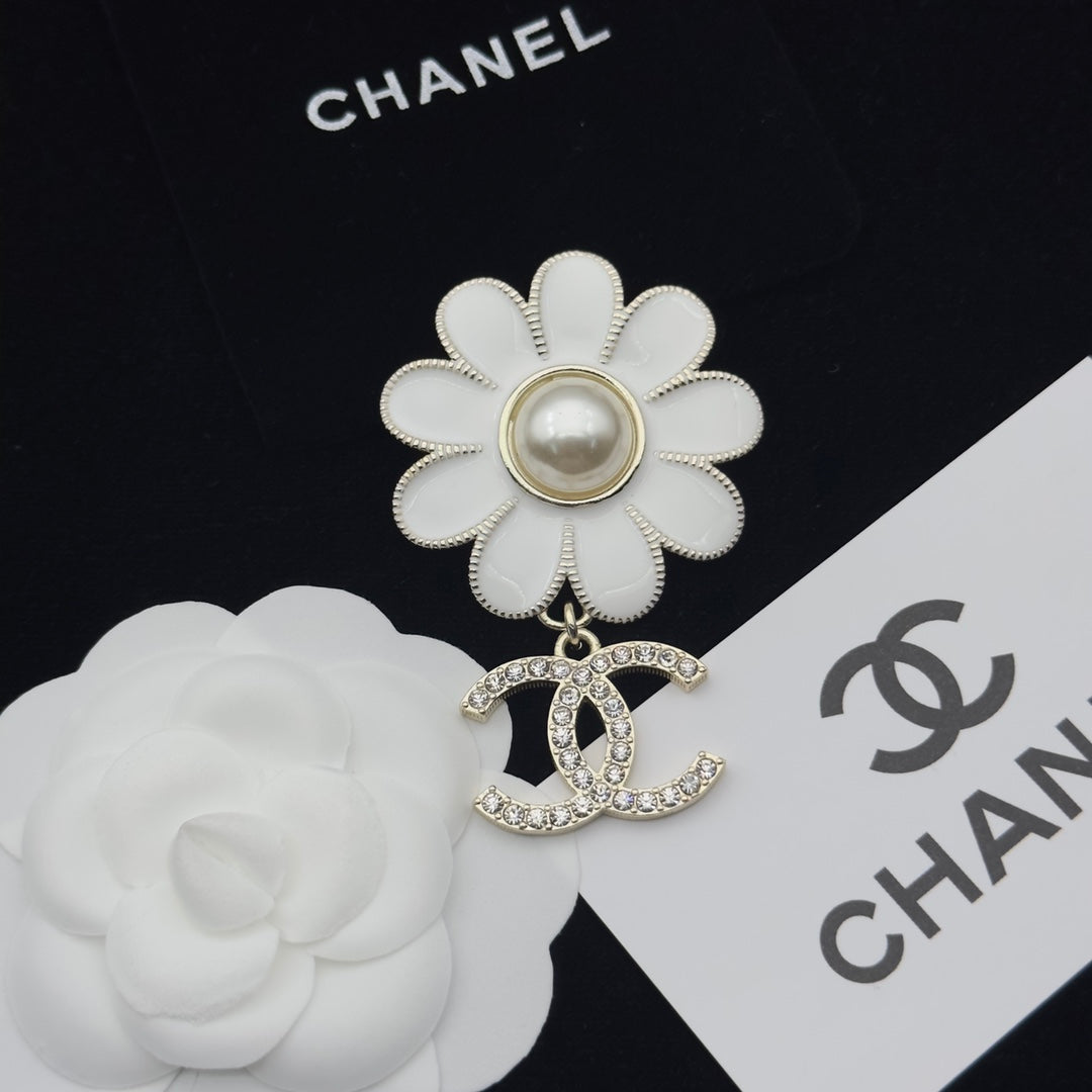 CC Brooch Gold White 173225