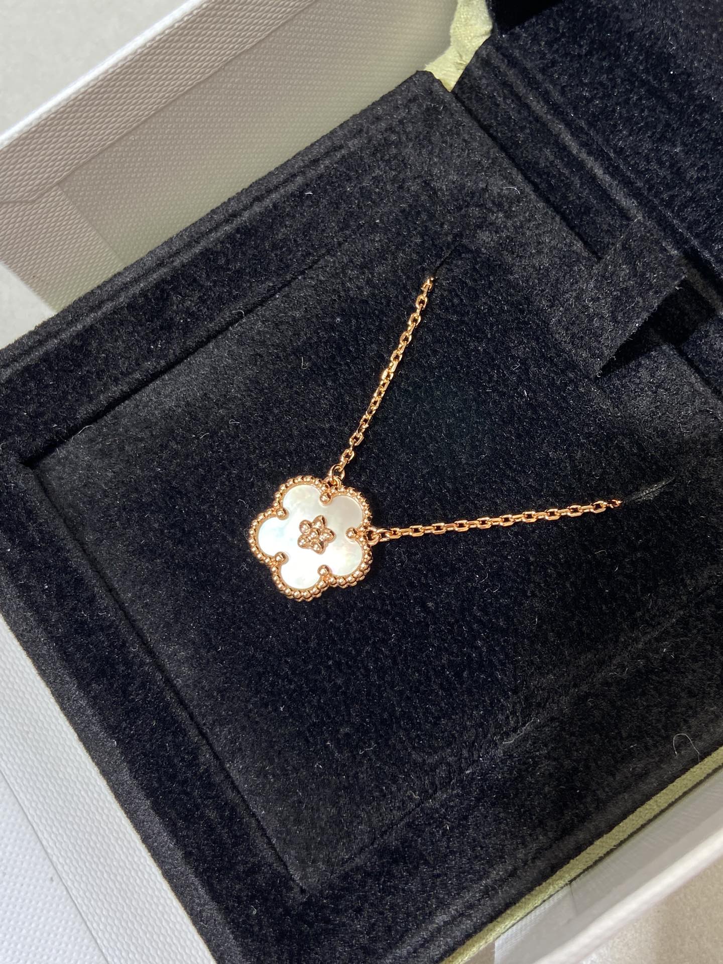 VCA Flower Lucky Spring White Mop Necklace Pink Gold