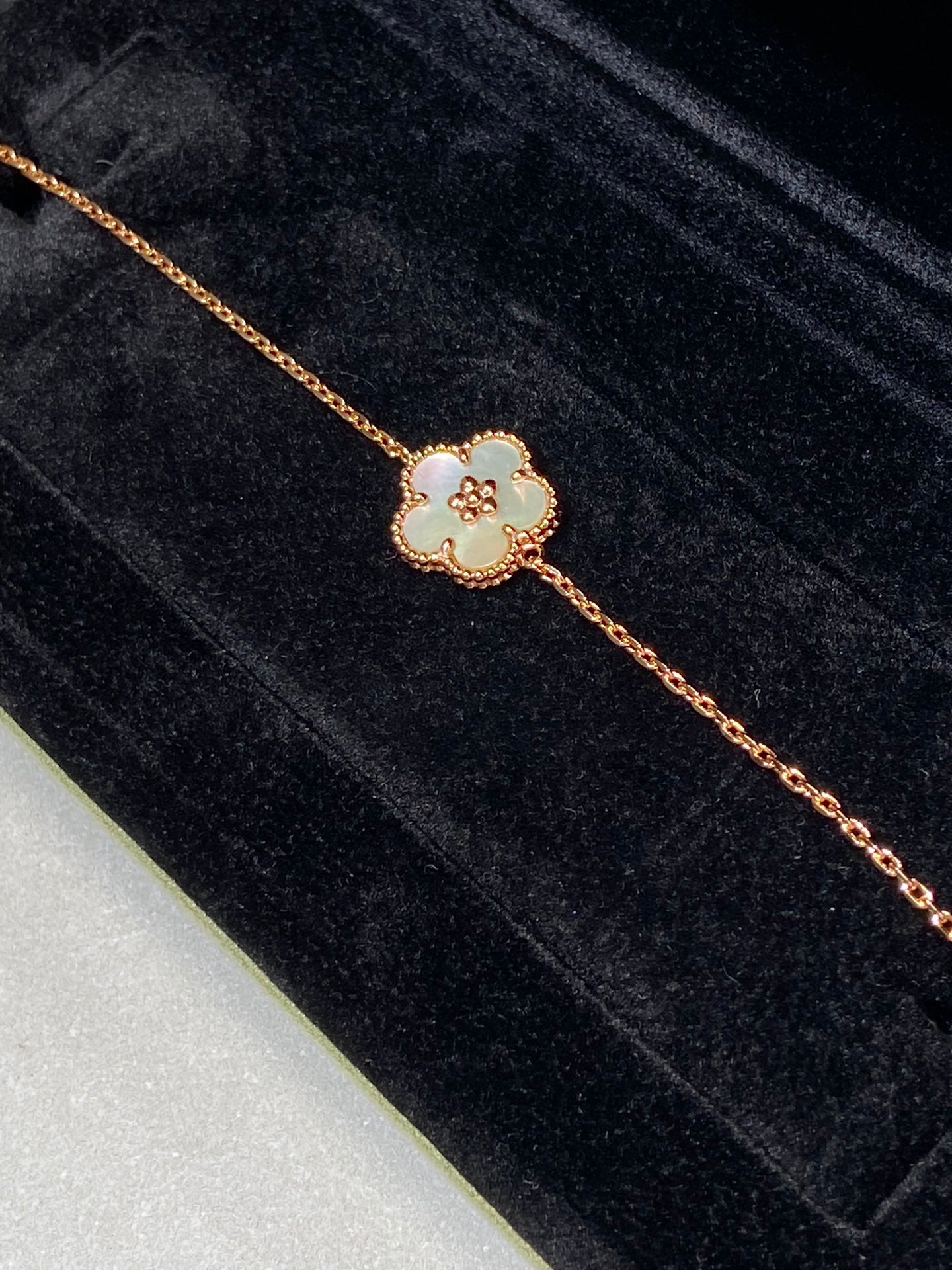 VCA Lucky Spring Flower White Mop 1 Diamond Pink Gold Bracelet