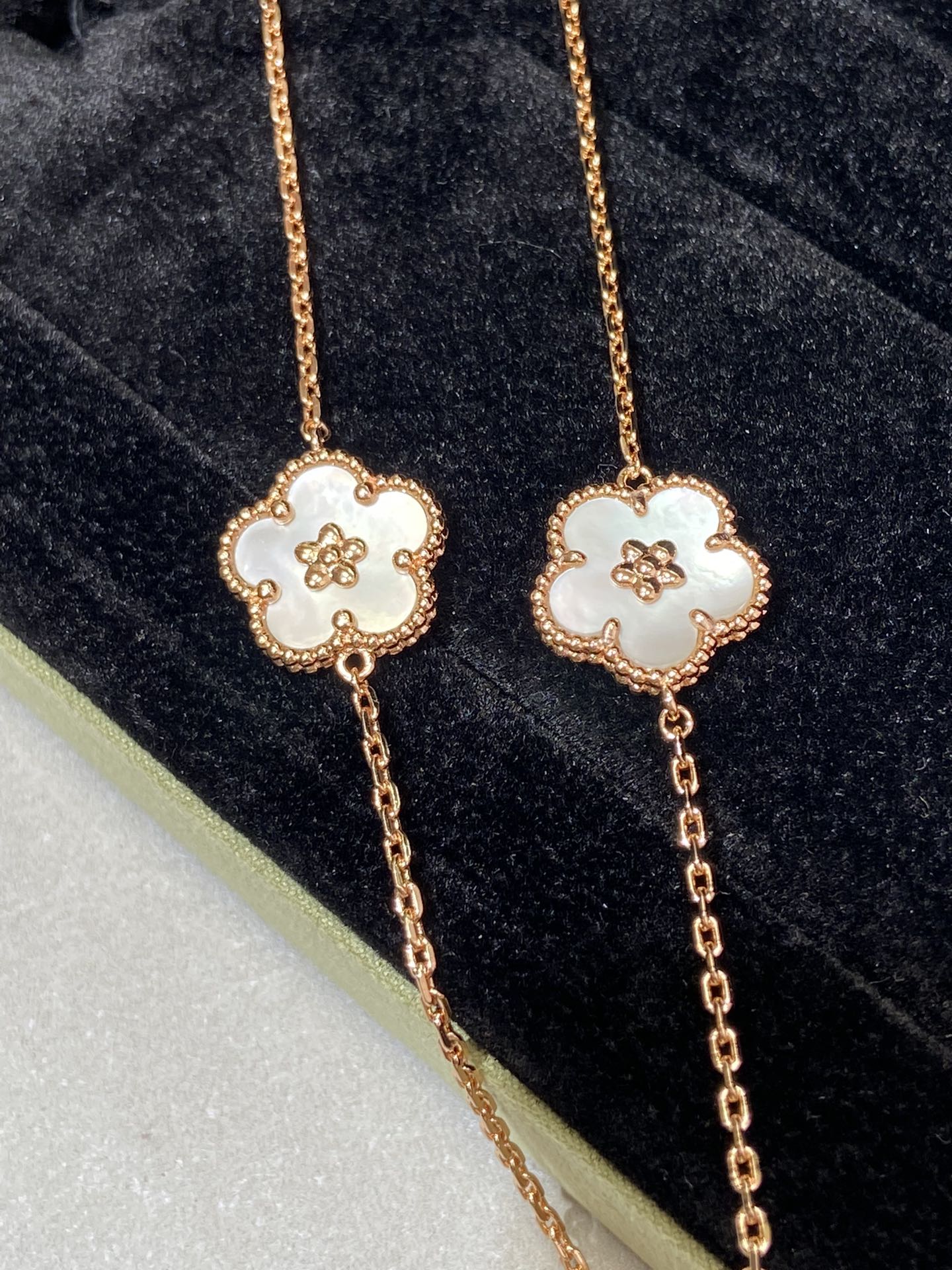 VCA Lucky Spring Flower White Mop 1 Diamond Pink Gold Bracelet