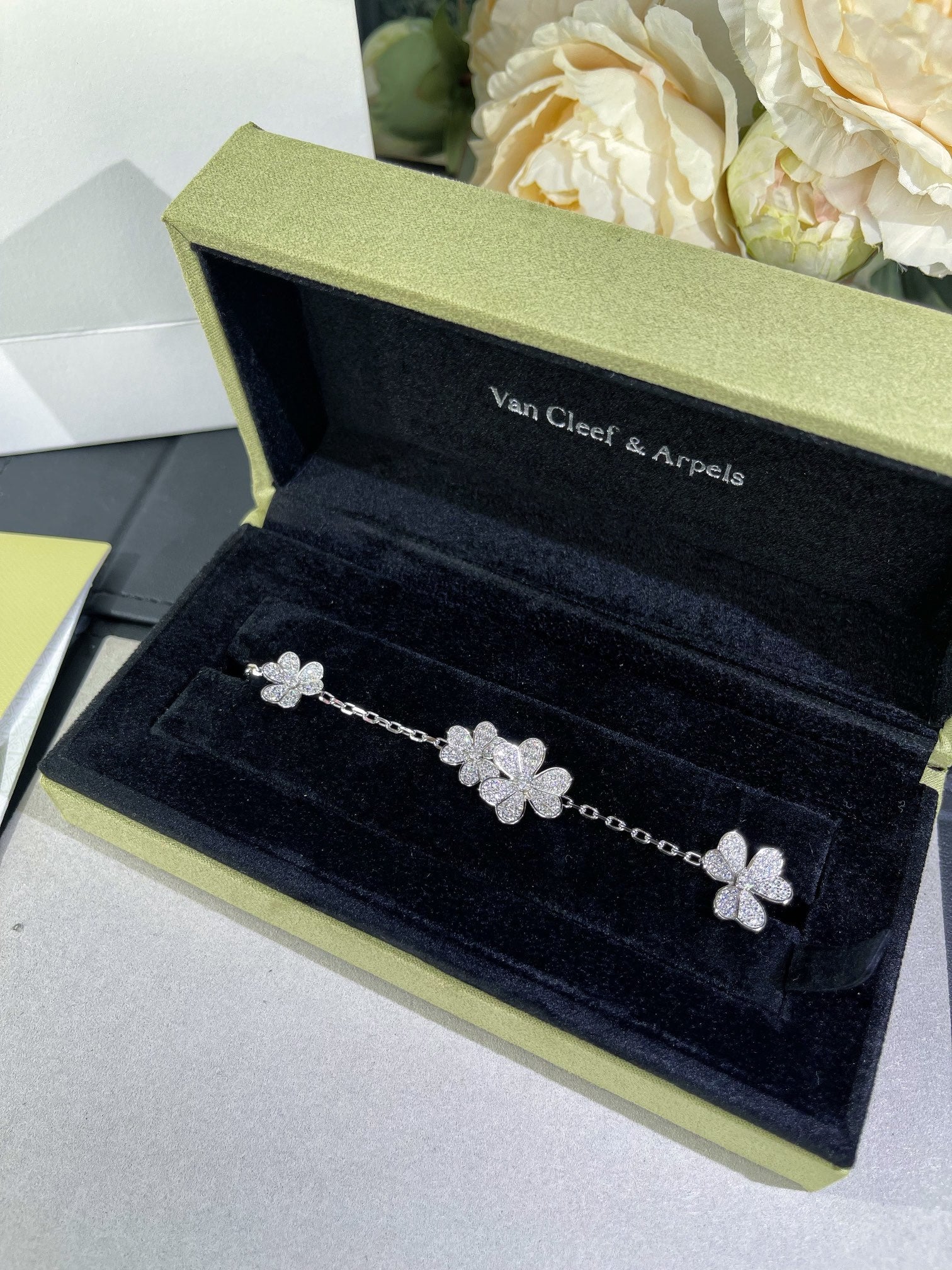 VCA Flower 5 Motifs Pink Mop Full Diamond Bracelet