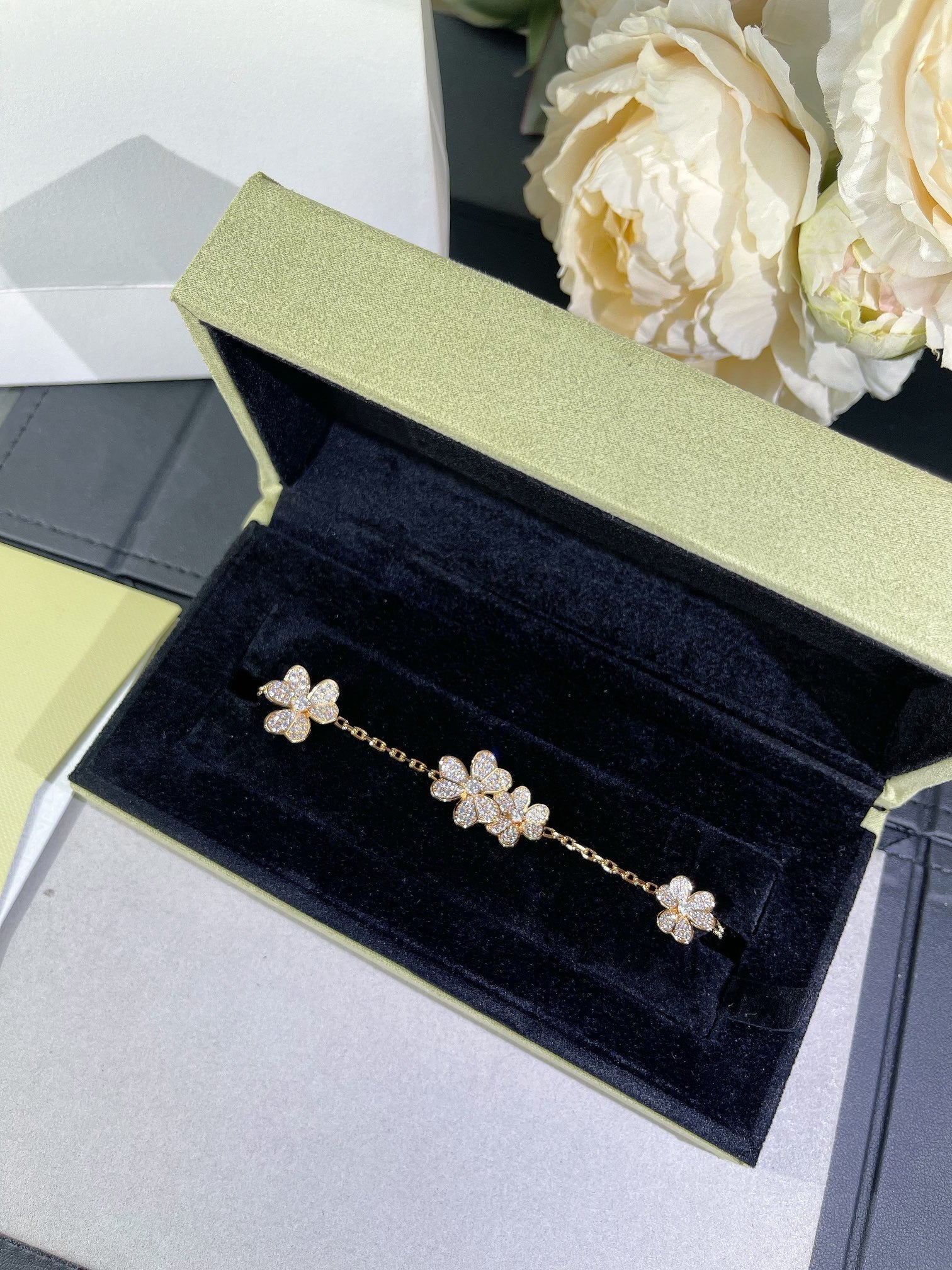 VCA Flower 5 Motifs Pink Mop Full Diamond Bracelet