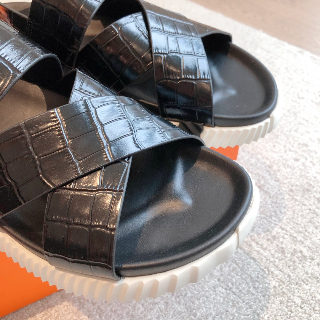 HM ELECTRIC CROCODILE MOTIF SANDAL BLACK CALFSKIN
