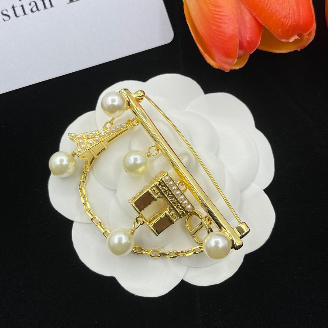 CD Brooch 182694