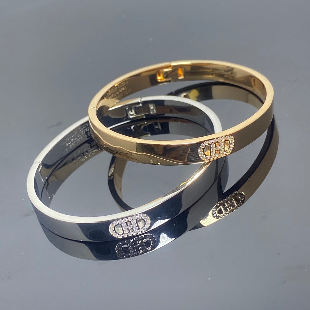 H Pig Nose Diamond-Encrusted Bracelet