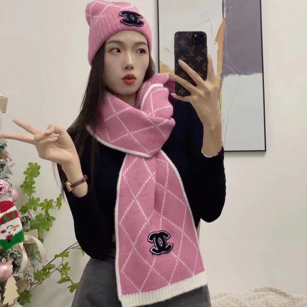 SET HAT AND SCARF IN PUNCH PINK MIX WHITE WOOL 422597