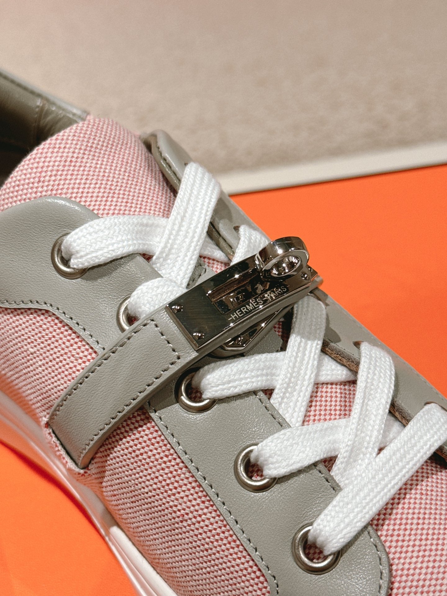 HM 25ss Kelly Buckle Sneakers Pink Gray Cowhide Canvas 577488