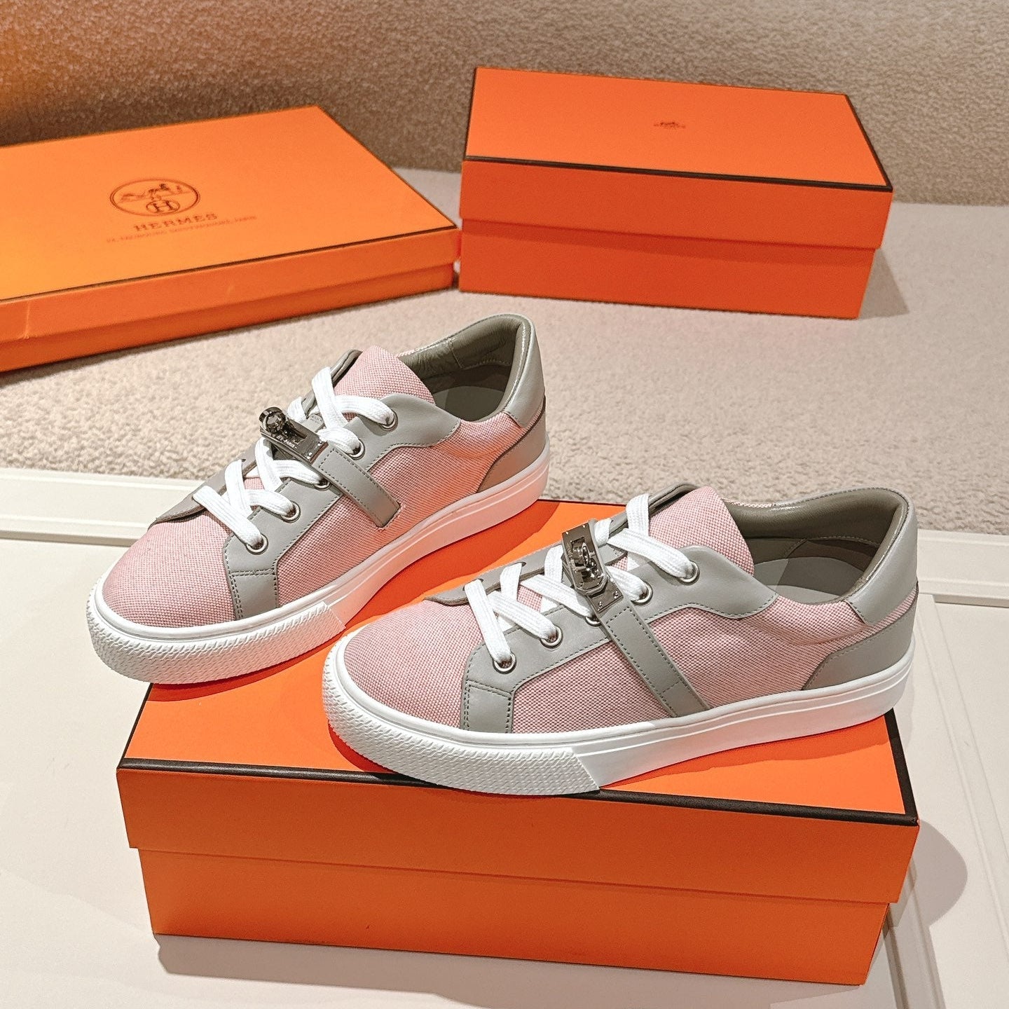 HM 25ss Kelly Buckle Sneakers Pink Gray Cowhide Canvas 577488