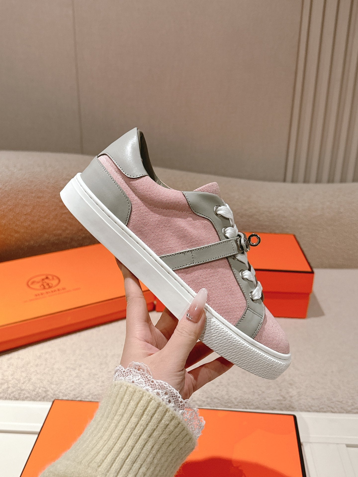 HM 25ss Kelly Buckle Sneakers Pink Gray Cowhide Canvas 577488