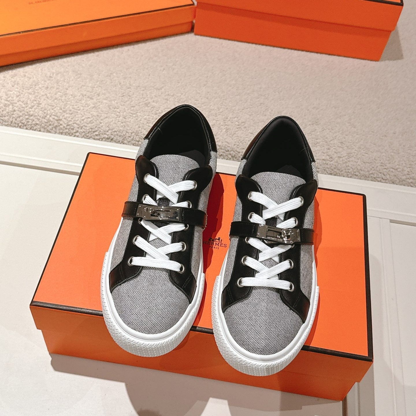 HM 25ss Kelly Buckle Sneakers Black Gray Cowhide Canvas 577490