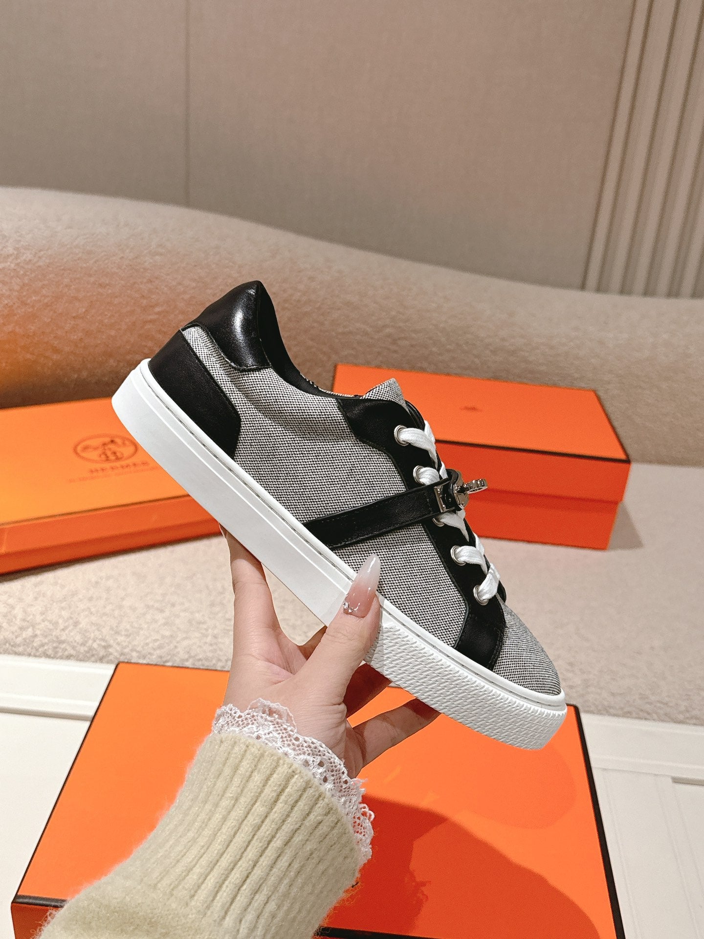 HM 25ss Kelly Buckle Sneakers Black Gray Cowhide Canvas 577490