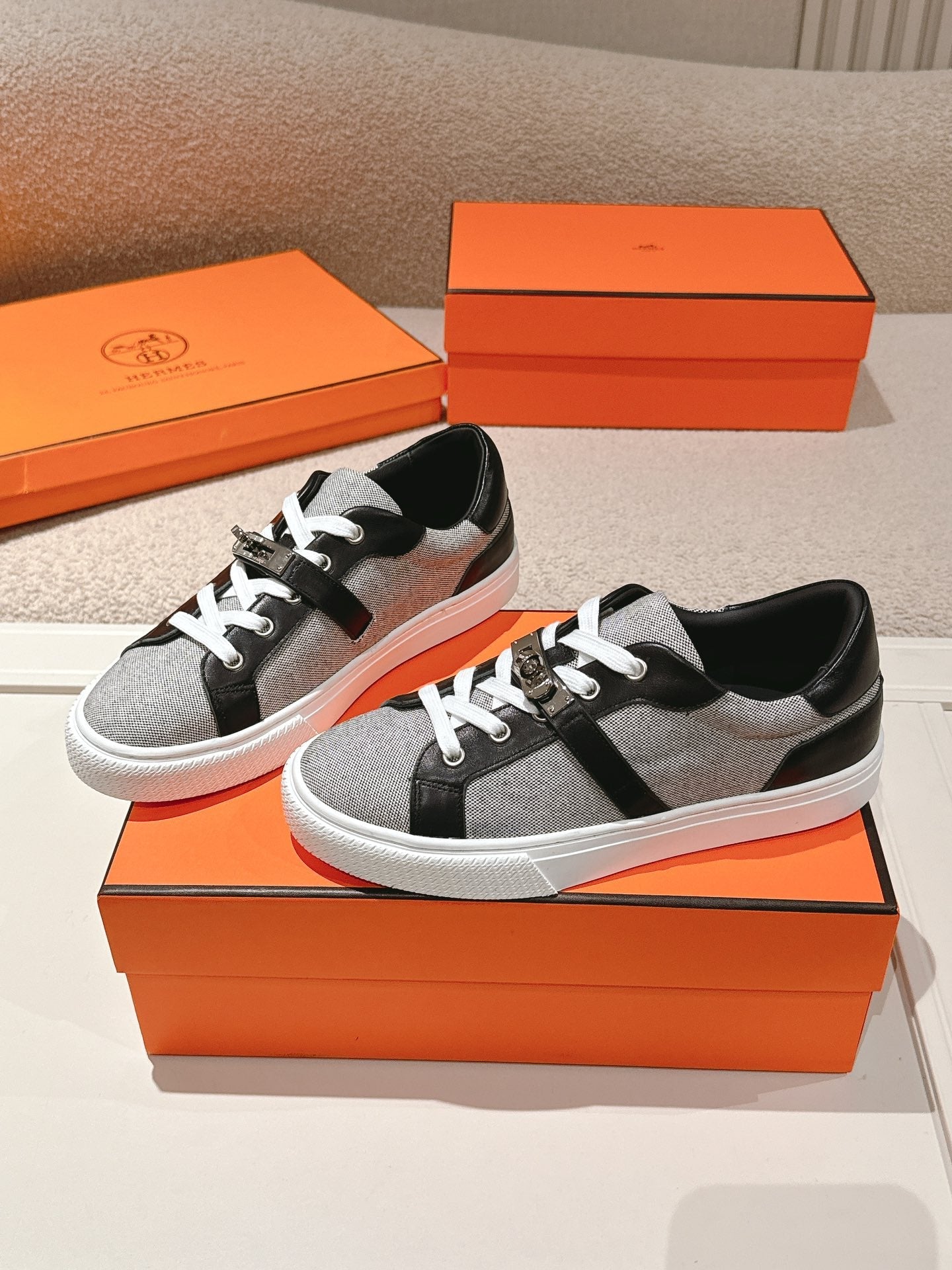 HM 25ss Kelly Buckle Sneakers Black Gray Cowhide Canvas 577490