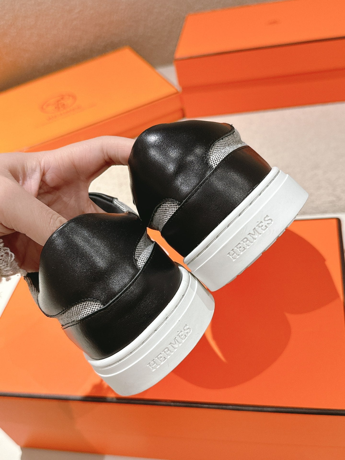 HM 25ss Kelly Buckle Sneakers Black Gray Cowhide Canvas 577490