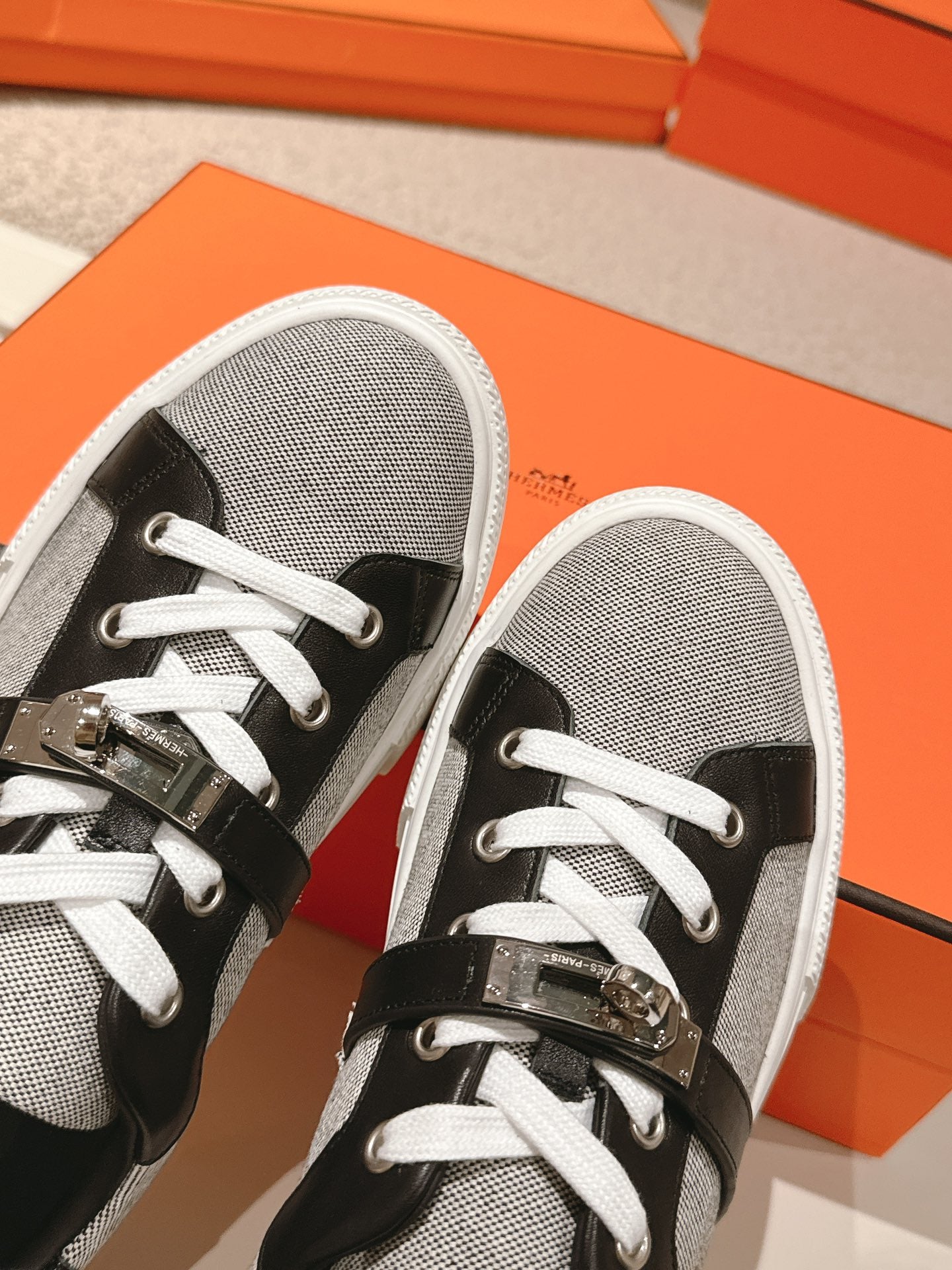 HM 25ss Kelly Buckle Sneakers Black Gray Cowhide Canvas 577490