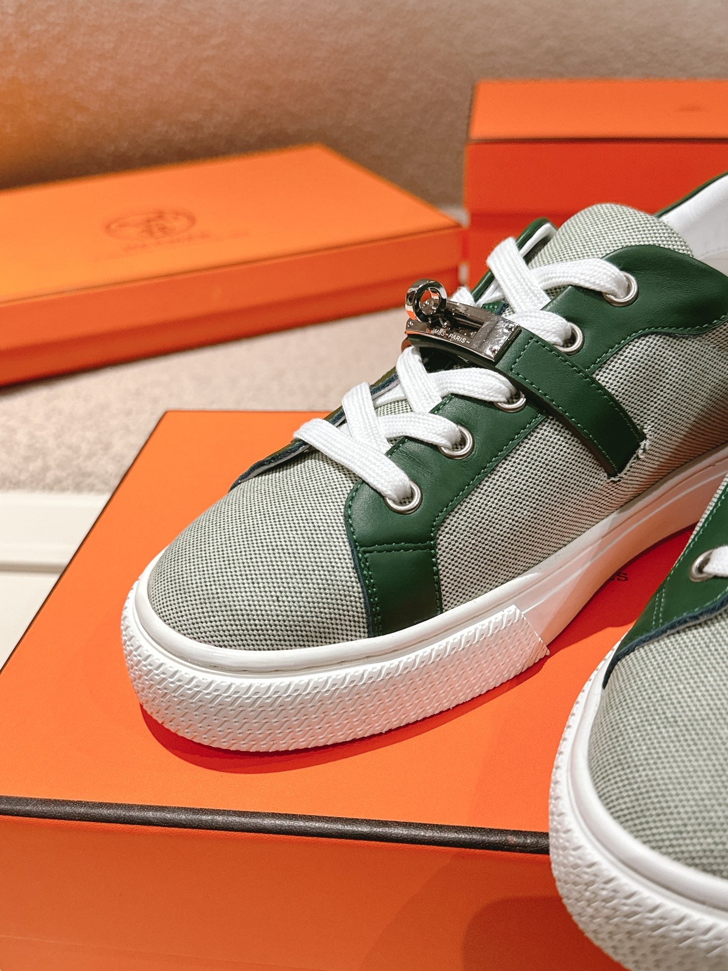 HM 25ss Kelly Buckle Sneakers Green Gray Cowhide Canvas 577492