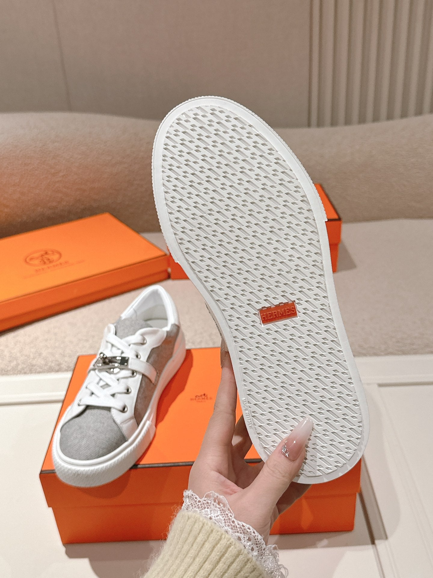 HM 25ss Kelly Buckle Sneakers White Gray Cowhide Canvas 577491