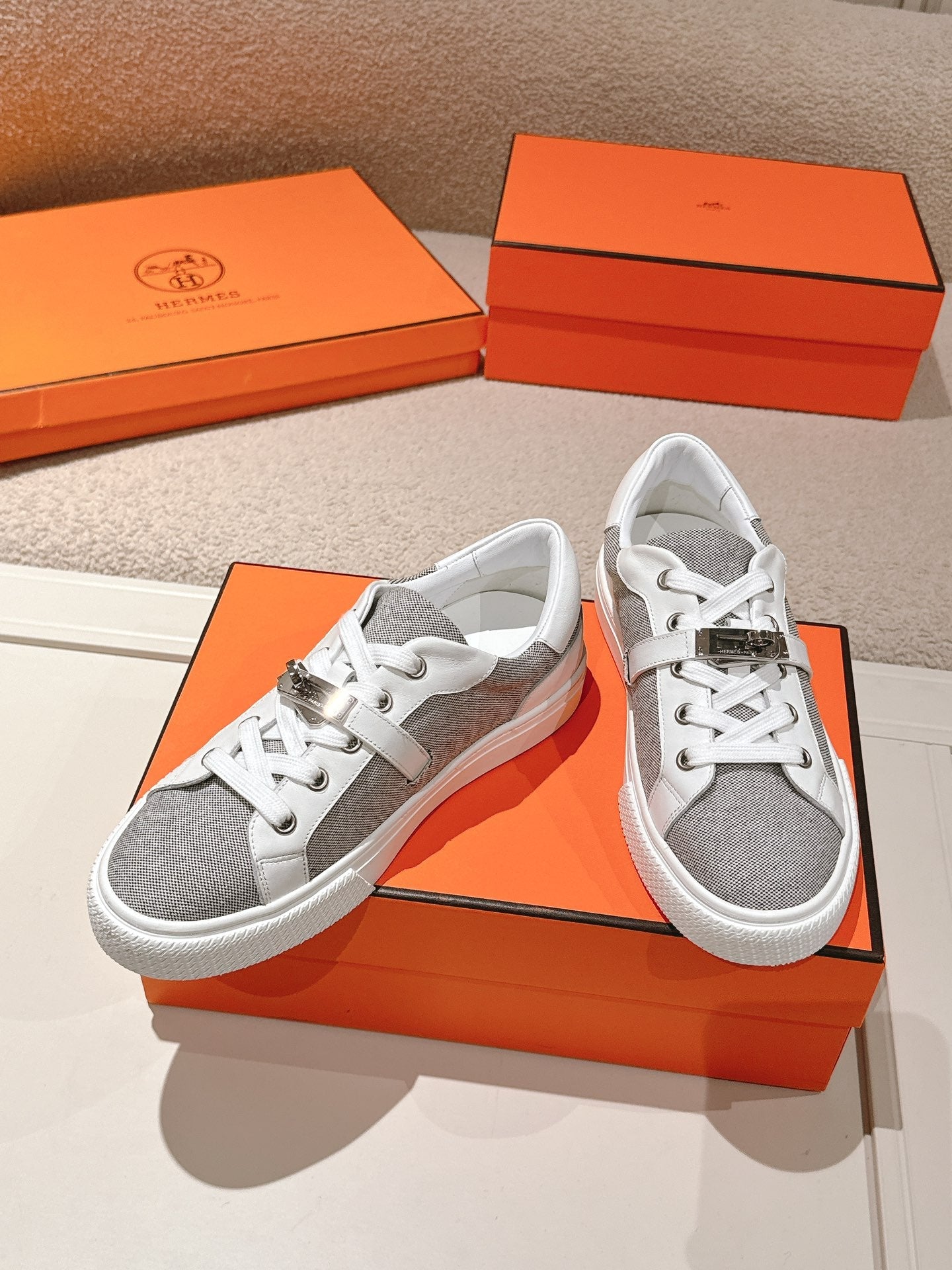 HM 25ss Kelly Buckle Sneakers White Gray Cowhide Canvas 577491