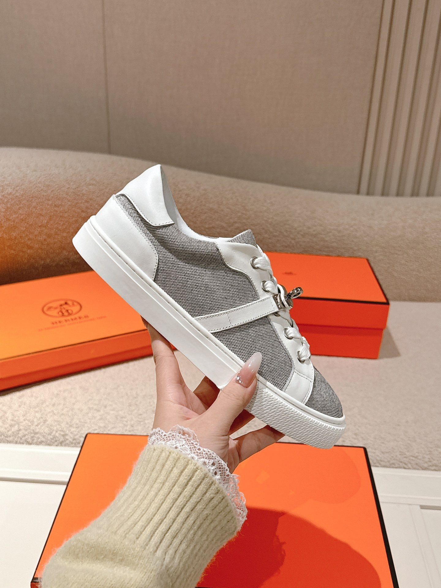 HM 25ss Kelly Buckle Sneakers White Gray Cowhide Canvas 577491