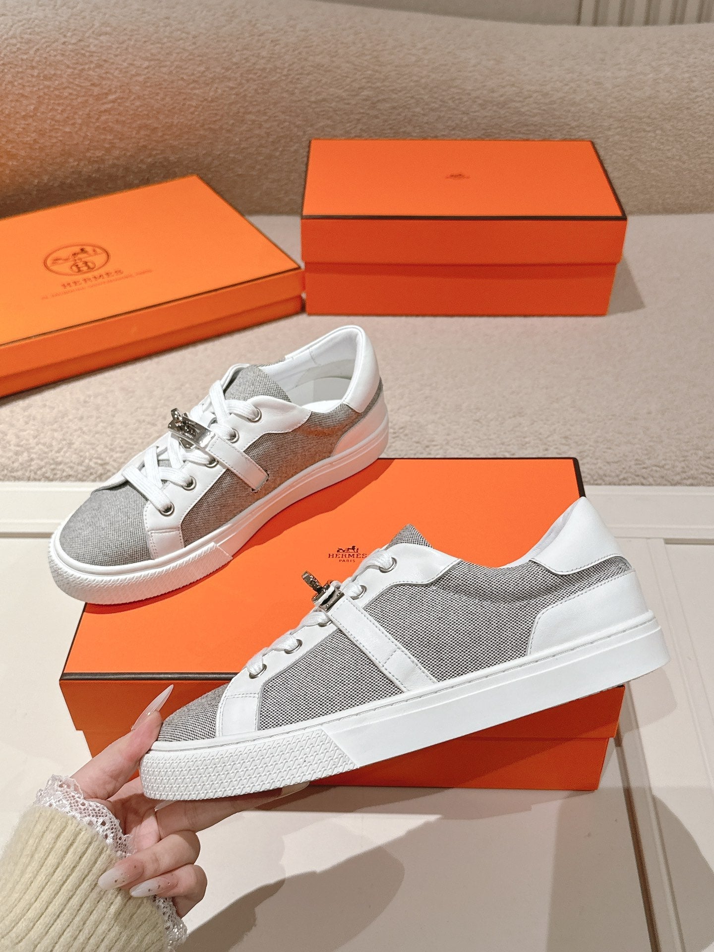 HM 25ss Kelly Buckle Sneakers White Gray Cowhide Canvas 577491