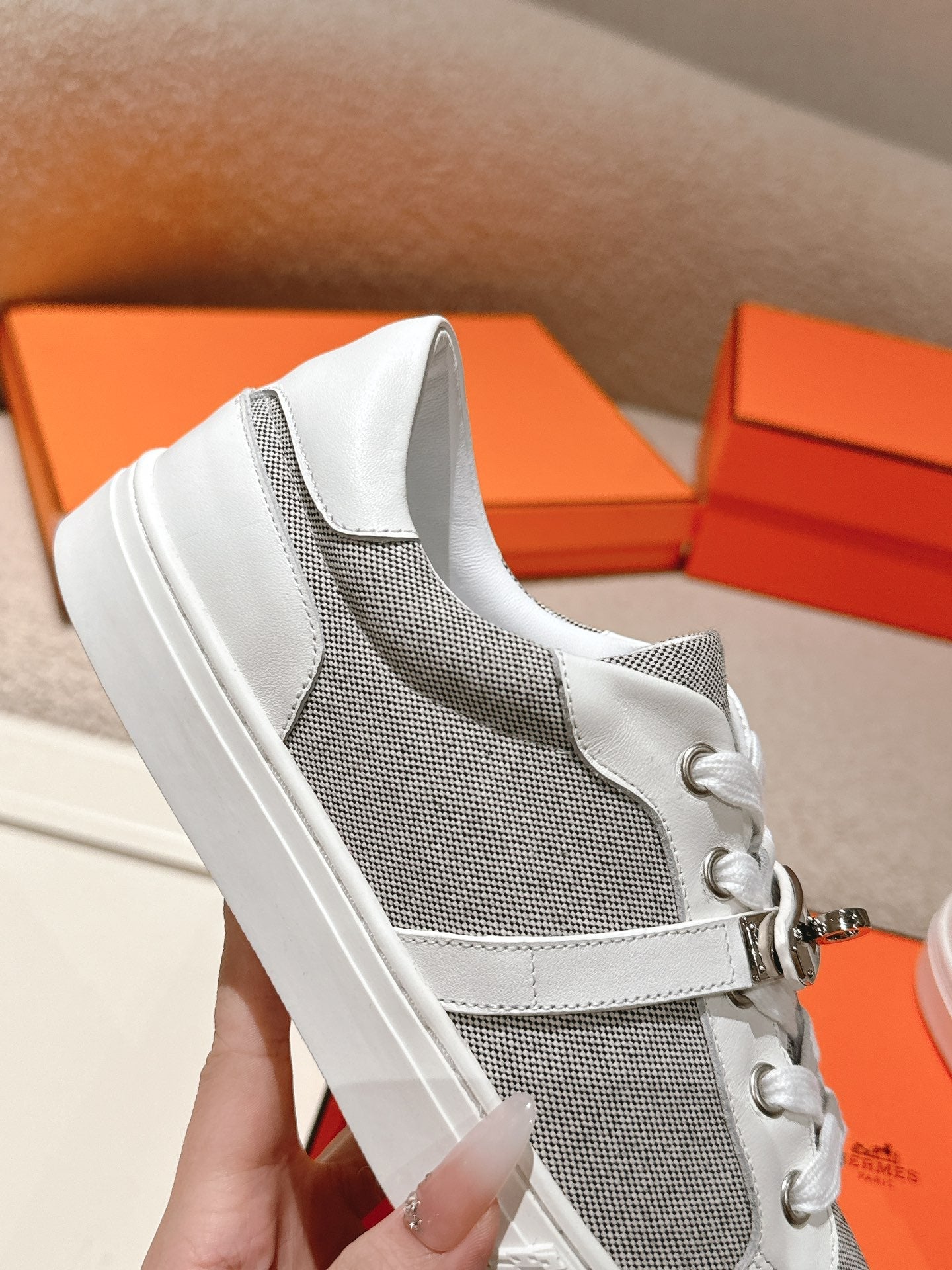 HM 25ss Kelly Buckle Sneakers White Gray Cowhide Canvas 577491