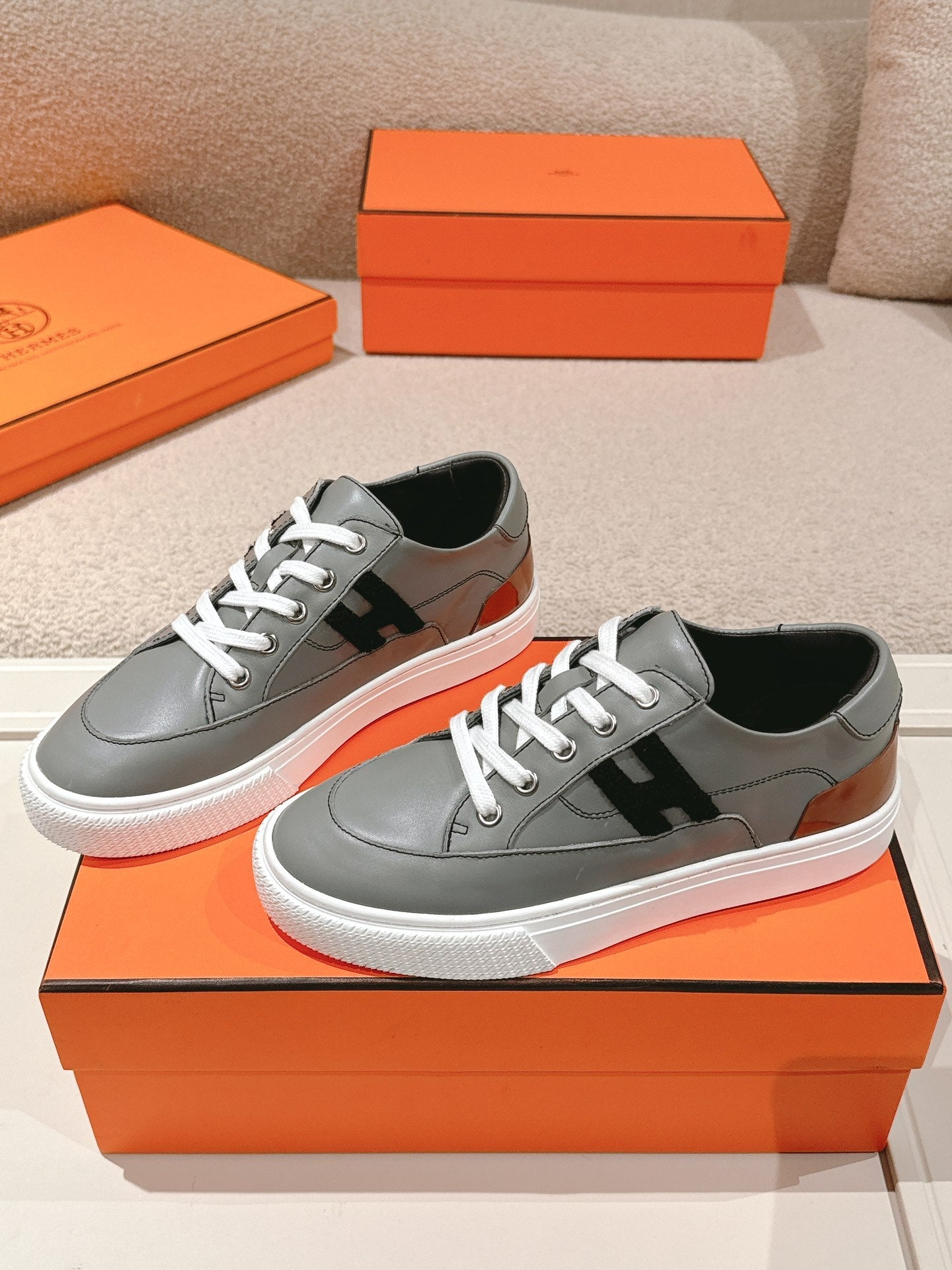 HM 25ss Sneakers Dark Gray Cowhide 577534