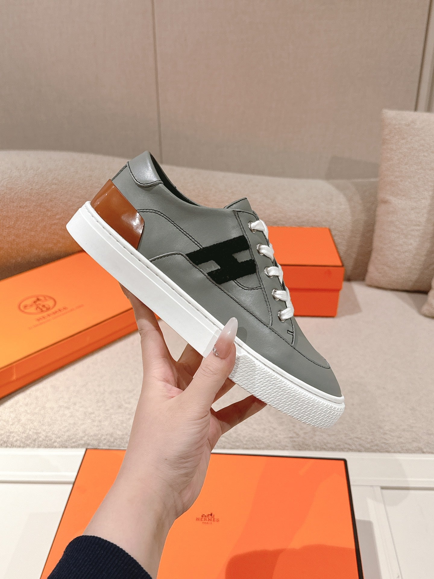 HM 25ss Sneakers Dark Gray Cowhide 577534