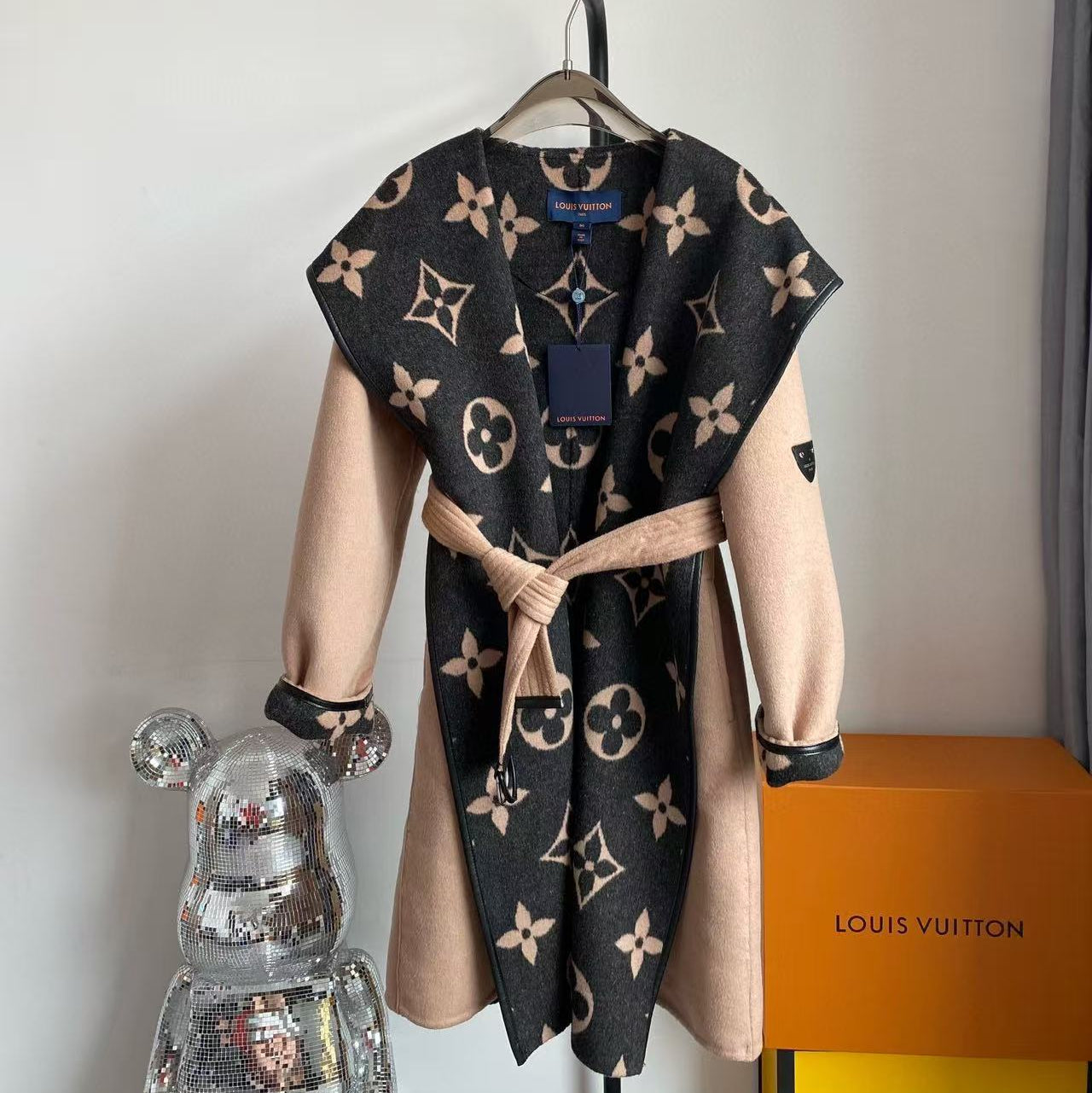 LV 2025  Reversible Signature Hooded Wrap Coat Beige Black Wool Cashmere