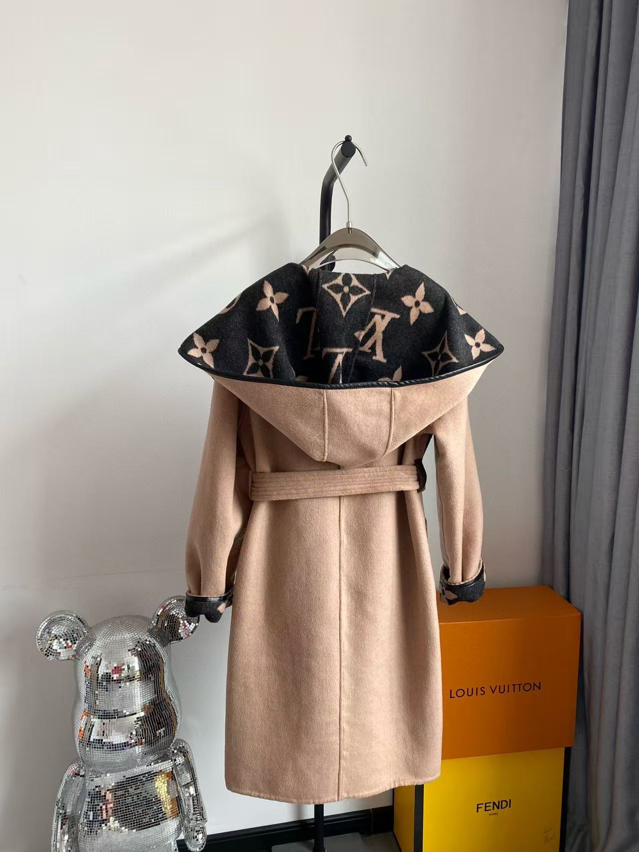 LV 2025  Reversible Signature Hooded Wrap Coat Beige Black Wool Cashmere