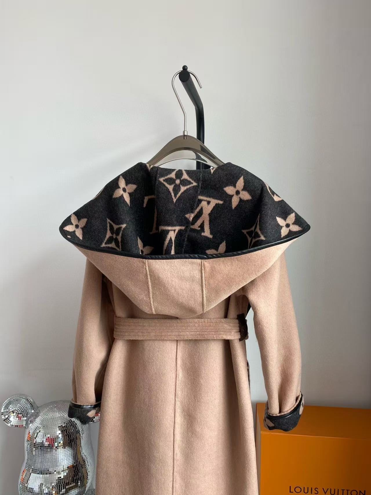 LV 2025  Reversible Signature Hooded Wrap Coat Beige Black Wool Cashmere