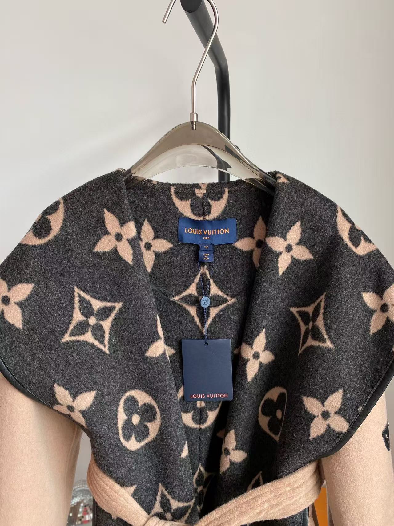 LV 2025  Reversible Signature Hooded Wrap Coat Beige Black Wool Cashmere