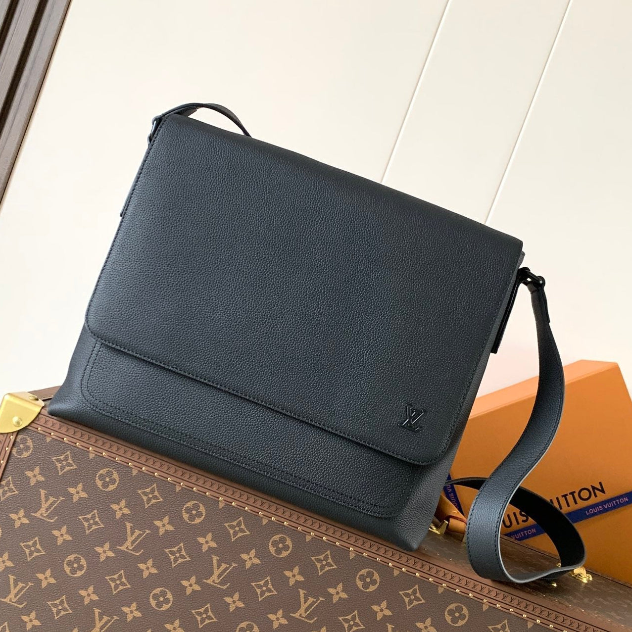 LV 2026 Speed Messenger Bag 33cm Black Calfskin