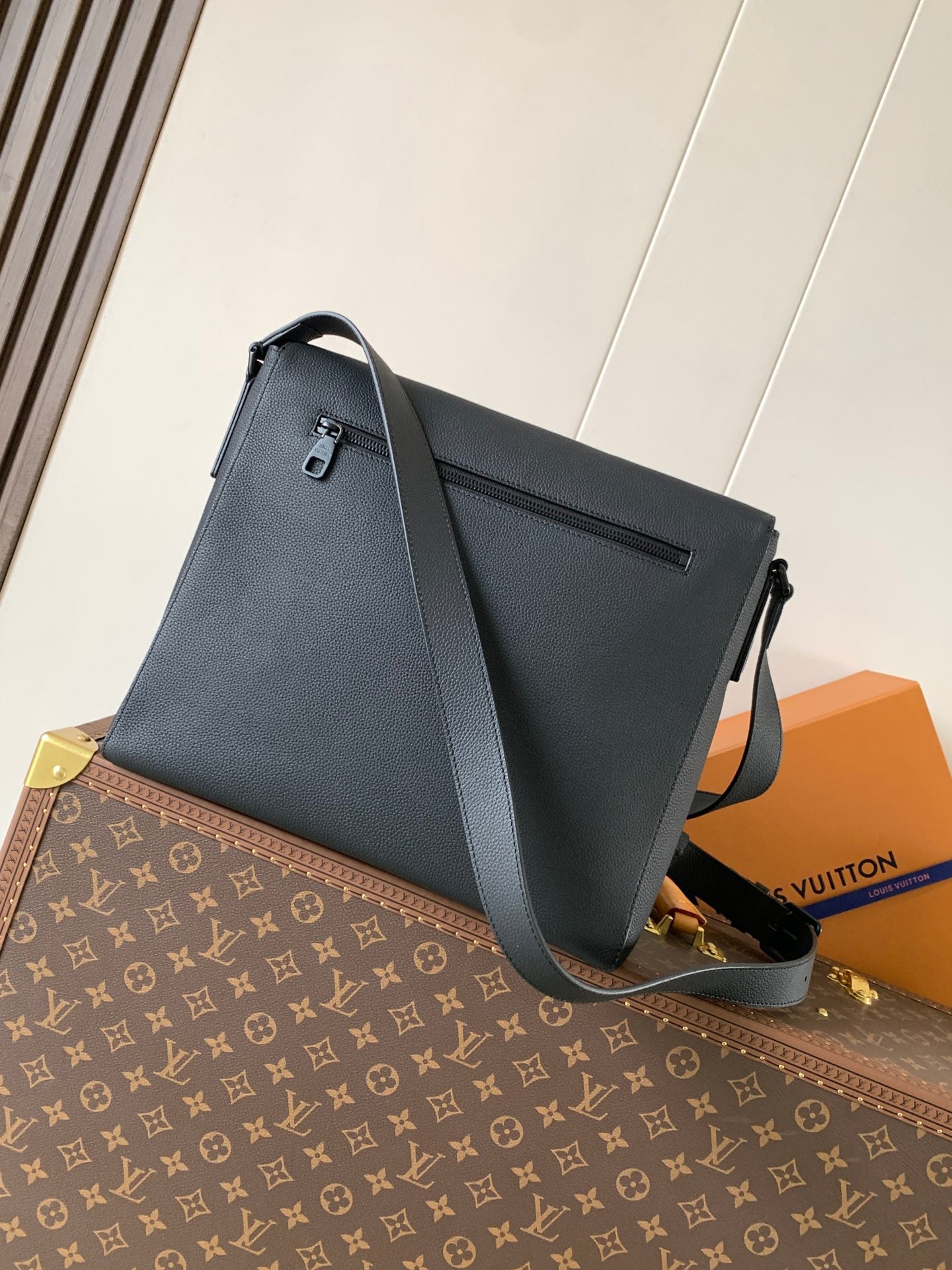 LV 2026 Speed Messenger Bag 33cm Black Calfskin