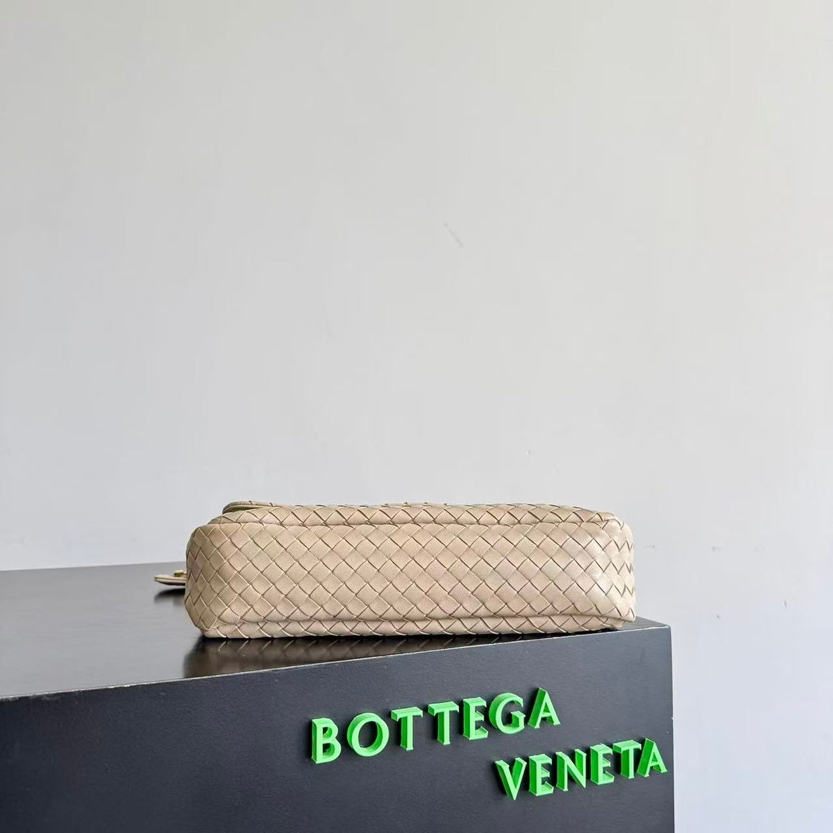 Bottega Veneta 2026 Madison Intrecciato Bag 27cm Beige Leather