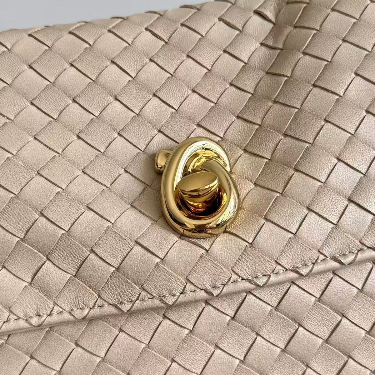 Bottega Veneta 2026 Madison Intrecciato Bag 27cm Beige Leather