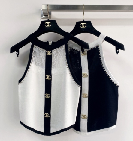 Chanel 2026 Color-Blocked Knitted Vest with Rhinestone-Studded 972720