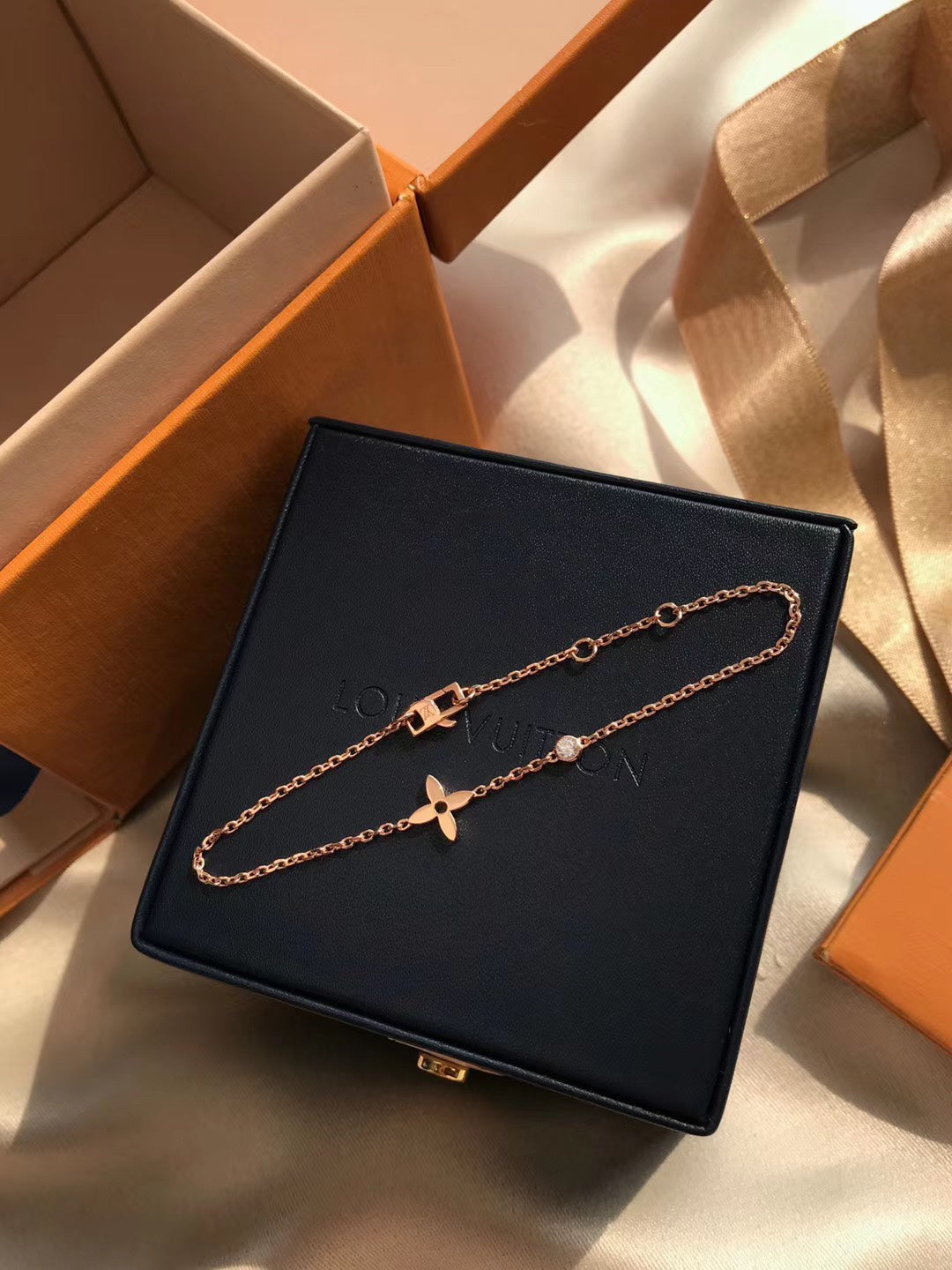 LV BLOSSOM SERIES SINGLE FLOWER DIAMOND COLLARBONE BRACELET