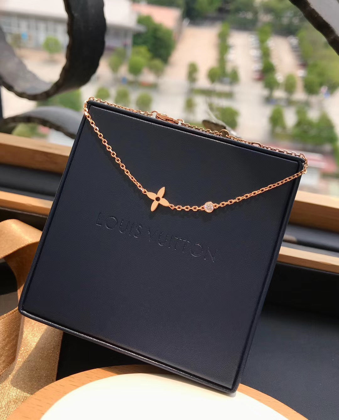 LV BLOSSOM SERIES SINGLE FLOWER DIAMOND COLLARBONE BRACELET