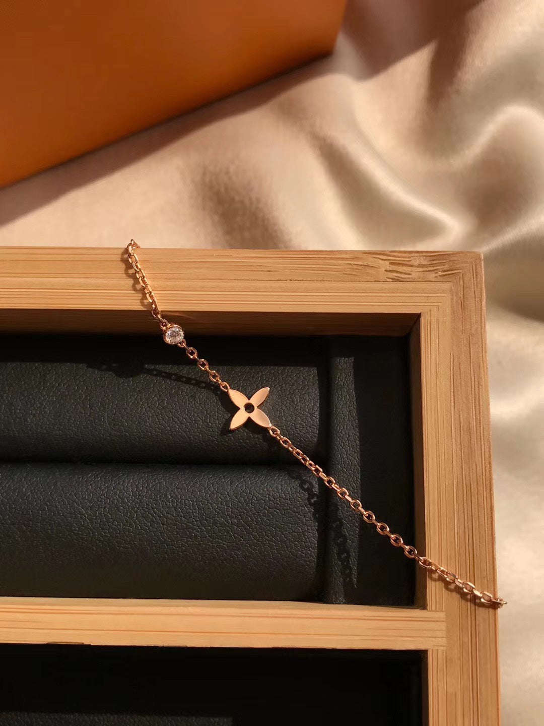 LV BLOSSOM SERIES SINGLE FLOWER DIAMOND COLLARBONE BRACELET