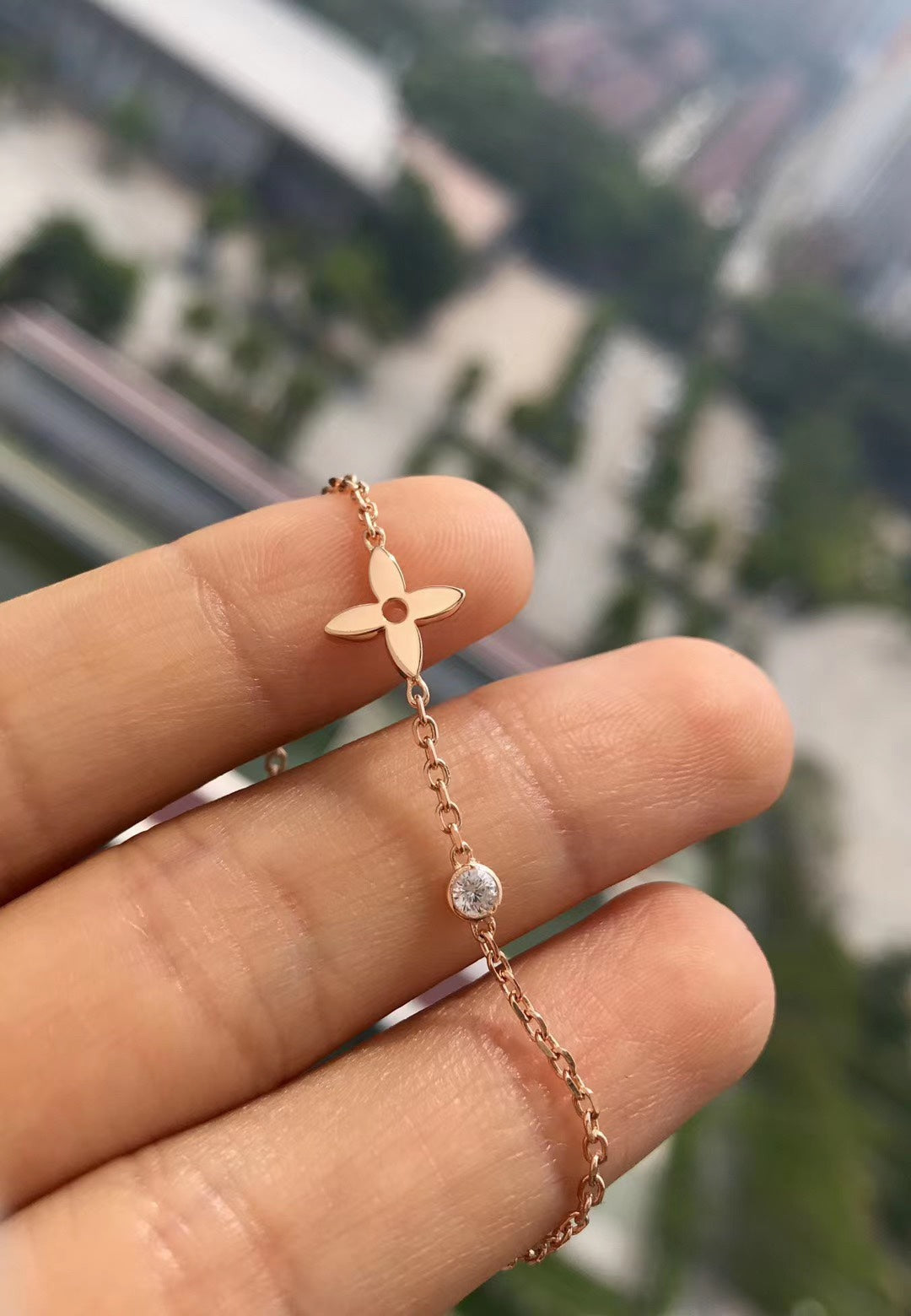 LV BLOSSOM SERIES SINGLE FLOWER DIAMOND COLLARBONE BRACELET