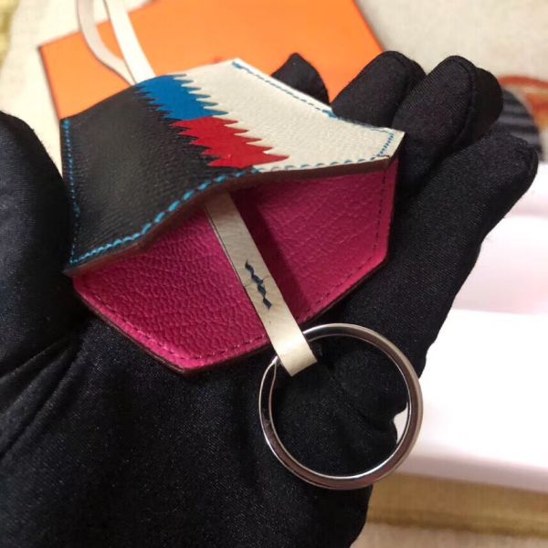 HM Clochette Cles Grand Tressage Charm In White And Black