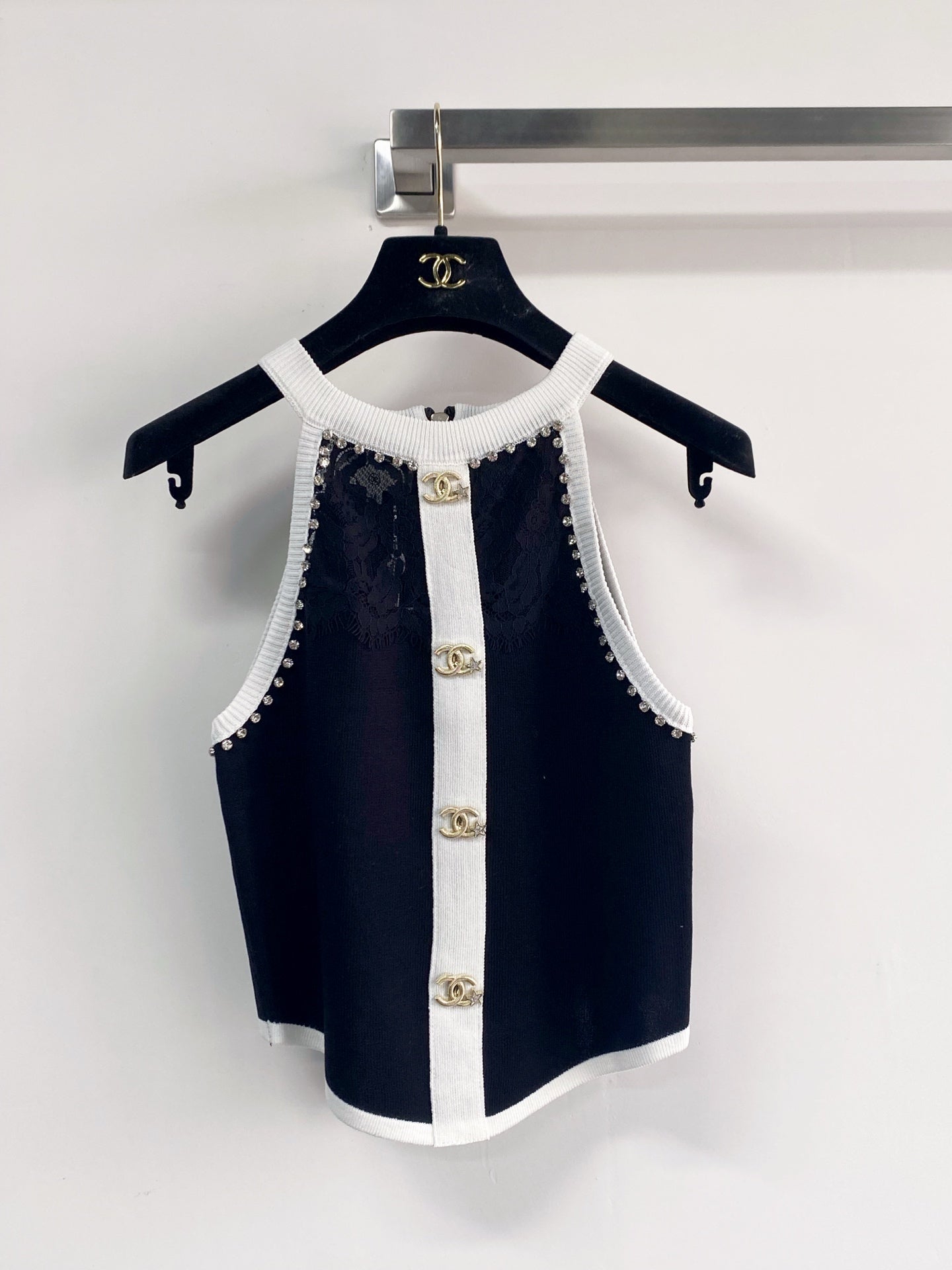 Chanel 2026 Color-Blocked Knitted Vest with Rhinestone-Studded 972720